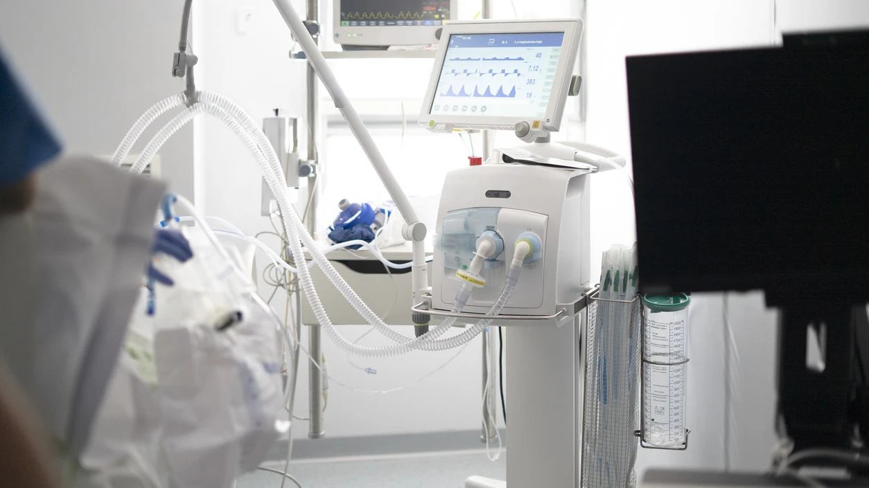 Die notwendige Beatmung ist auch zu Hause möglich. Bei Komplikationen muss allerdings ständig eine entsprechend qualifizierte Hauskrankenpflege verfügbar sein.