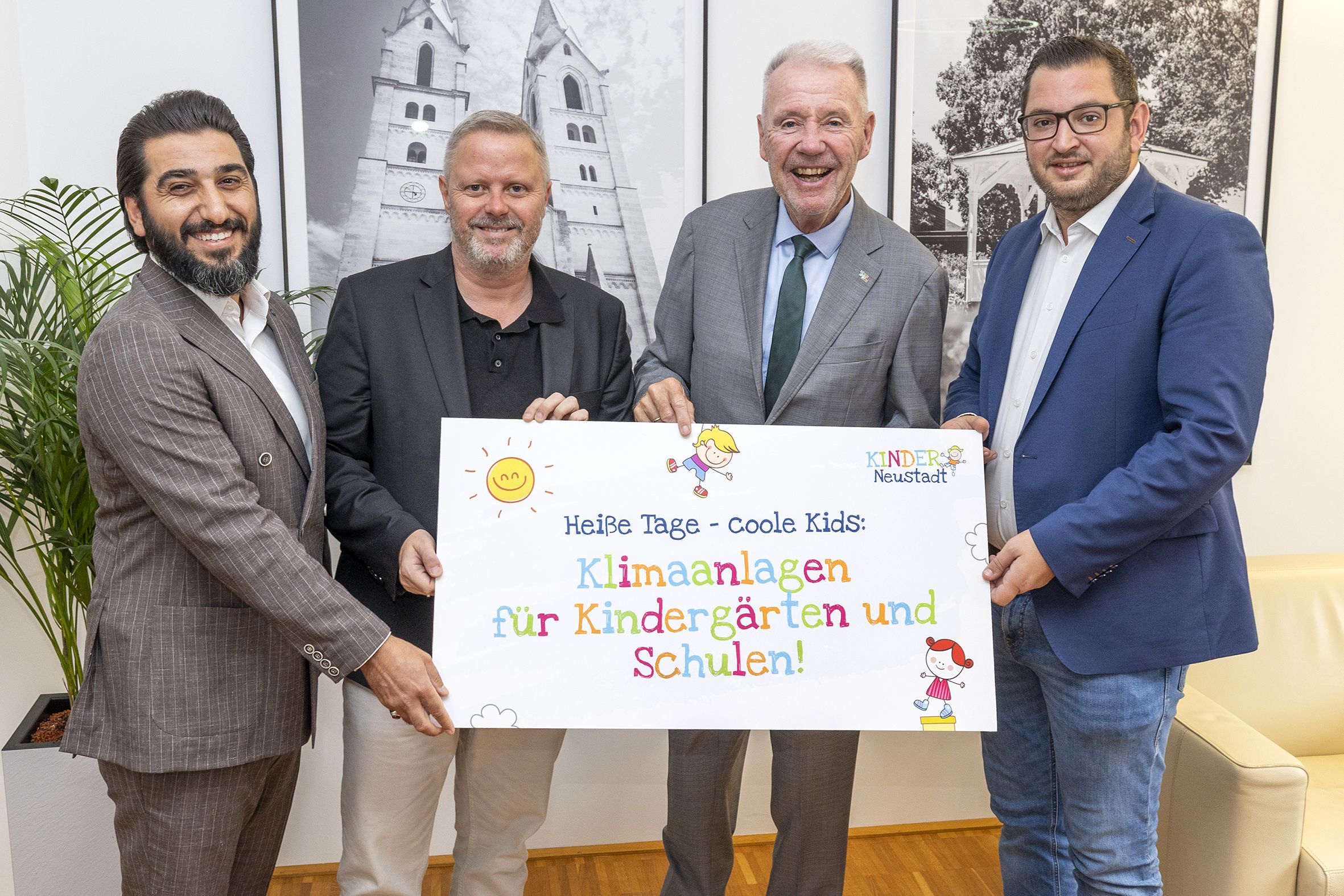 Gemeinderat Kanber Demir, Zweiter Vizebürgermeister LAbg. Rainer Spenger, Bürgermeister Klaus Schneeberger und Stadtrat LAbg. Philipp Gerstenmayer präsentieren 