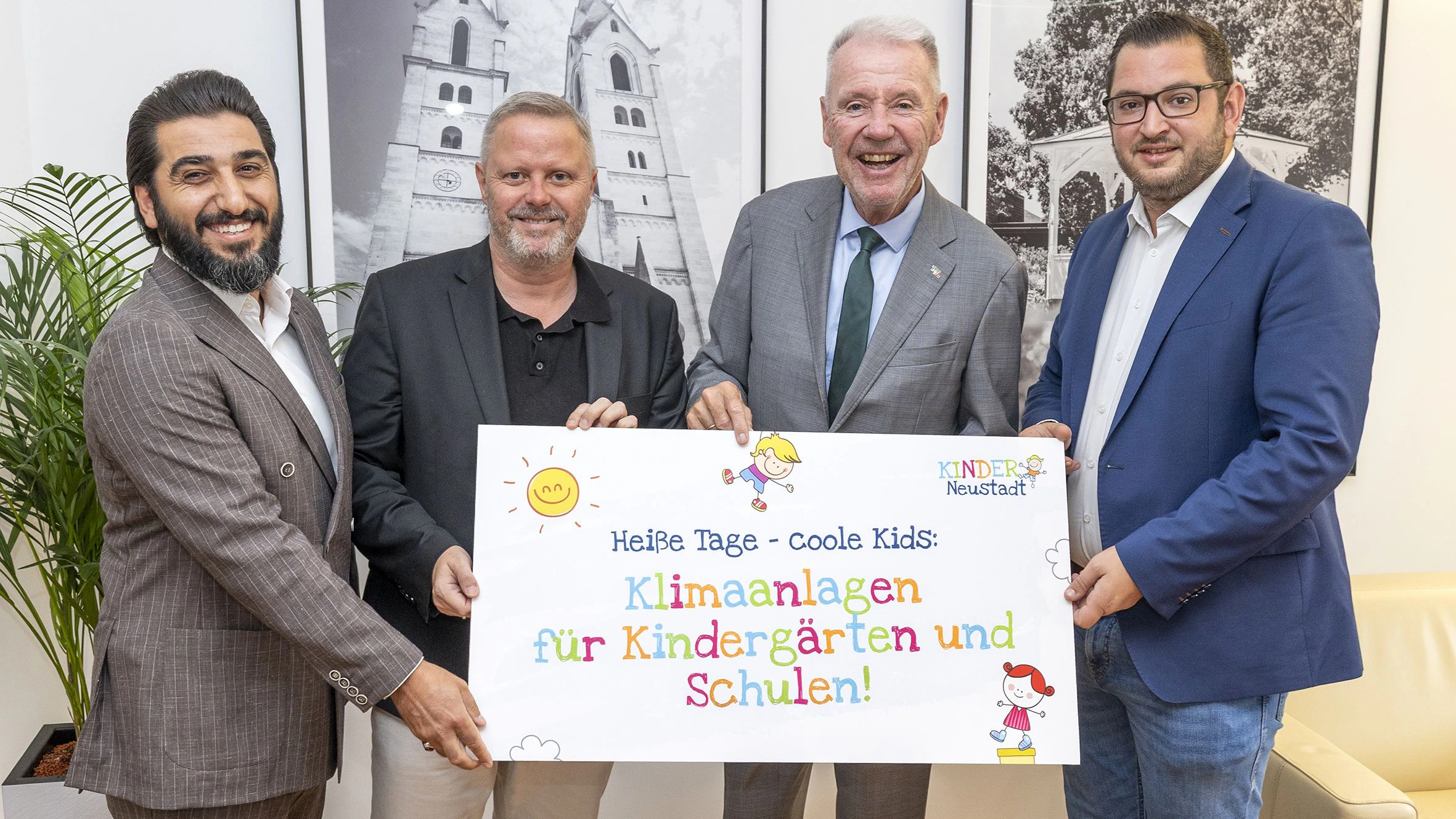 Gemeinderat Kanber Demir, Zweiter Vizebürgermeister LAbg. Rainer Spenger, Bürgermeister Klaus Schneeberger und Stadtrat LAbg. Philipp Gerstenmayer präsentieren "Heiße Tage – coole Kids".