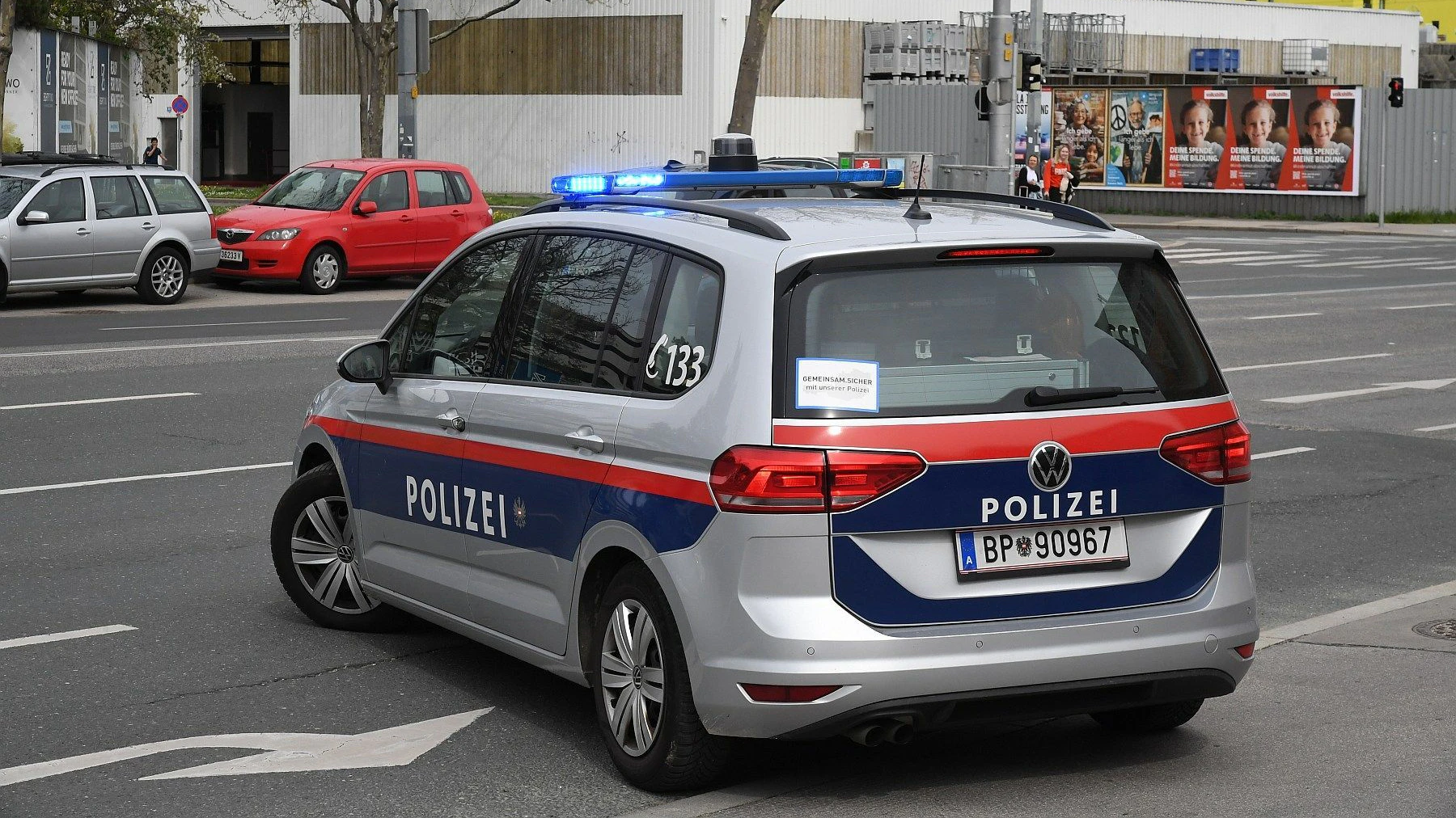 Am Sonntagnachmittag fiel Polizisten in Liesing ein Raser auf.