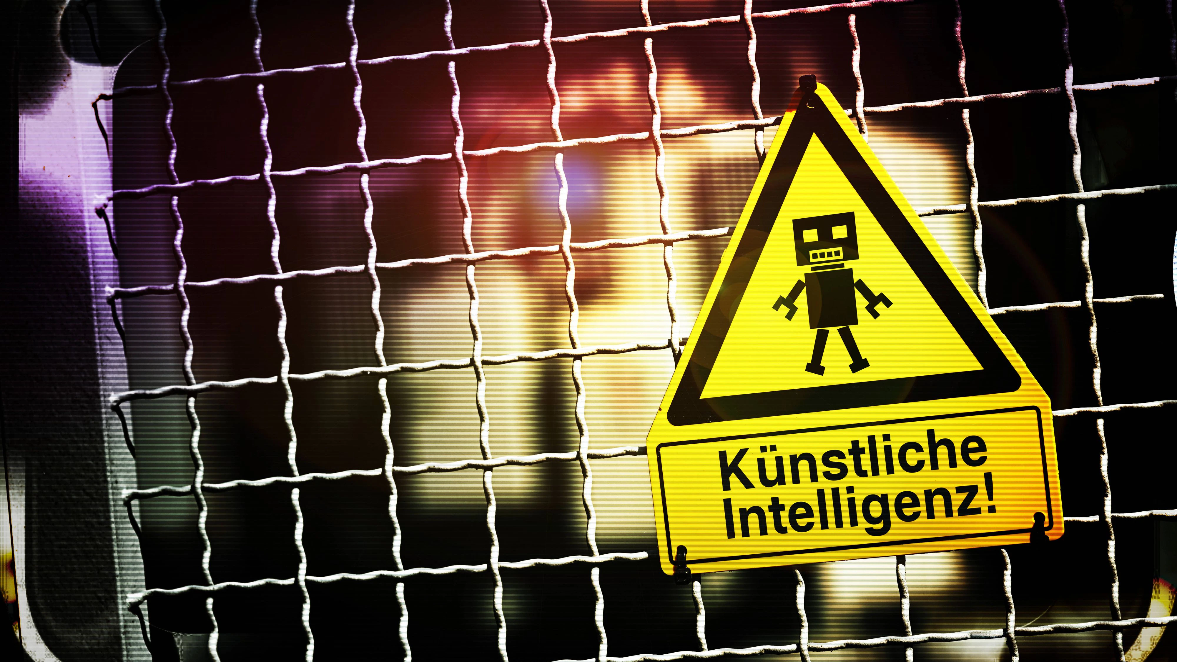 FOTOMONTAGE, Roboterfigur auf einem Warnschild mit Aufschrift Künstliche Intelligenz *** PHOTOMONTAGE, robot figure on a warning sign with inscription artificial intelligence