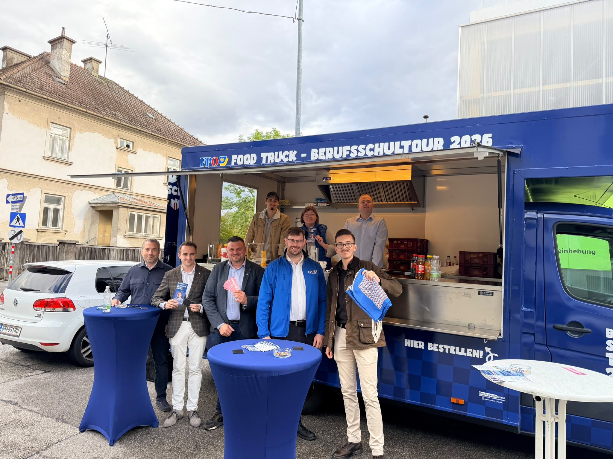 Heute.at - Berufsschultour: Hot Dogs und Getränke in St. Pölten
