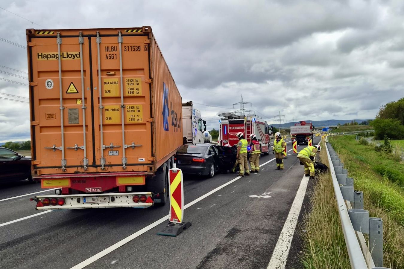 Pkw auf A3 unter Sattelschlepper eingeklemmt