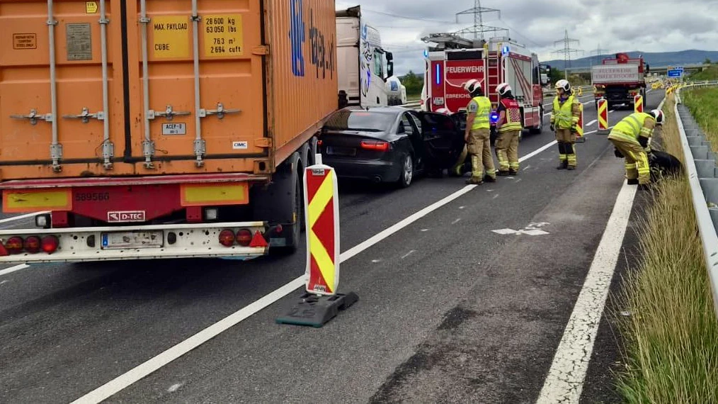 Pkw auf A3 unter Sattelschlepper eingeklemmt