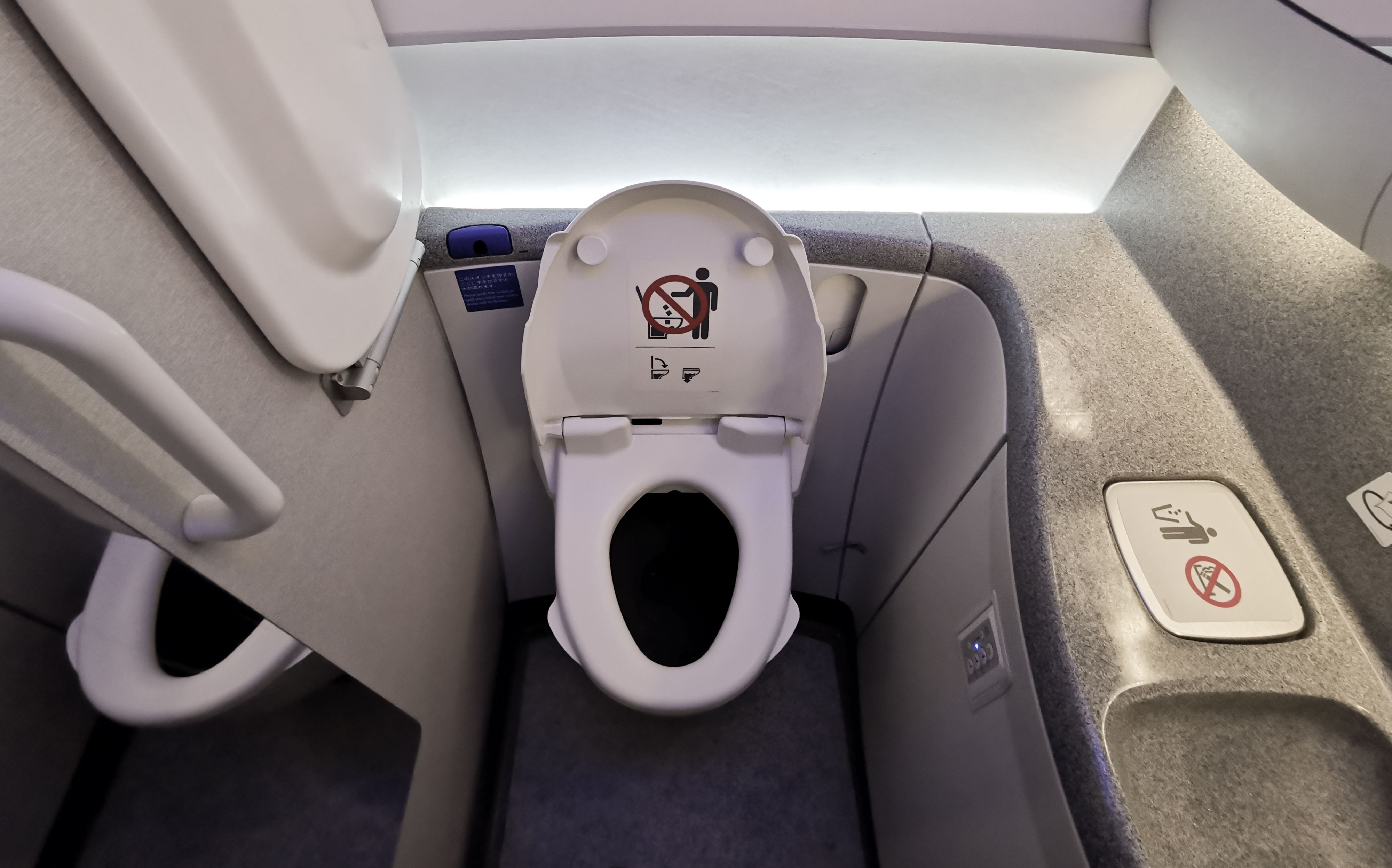 Der richtige Zeitpunkt kann den Gang zum Flugzeug-Klo deutlich entspannter machen.