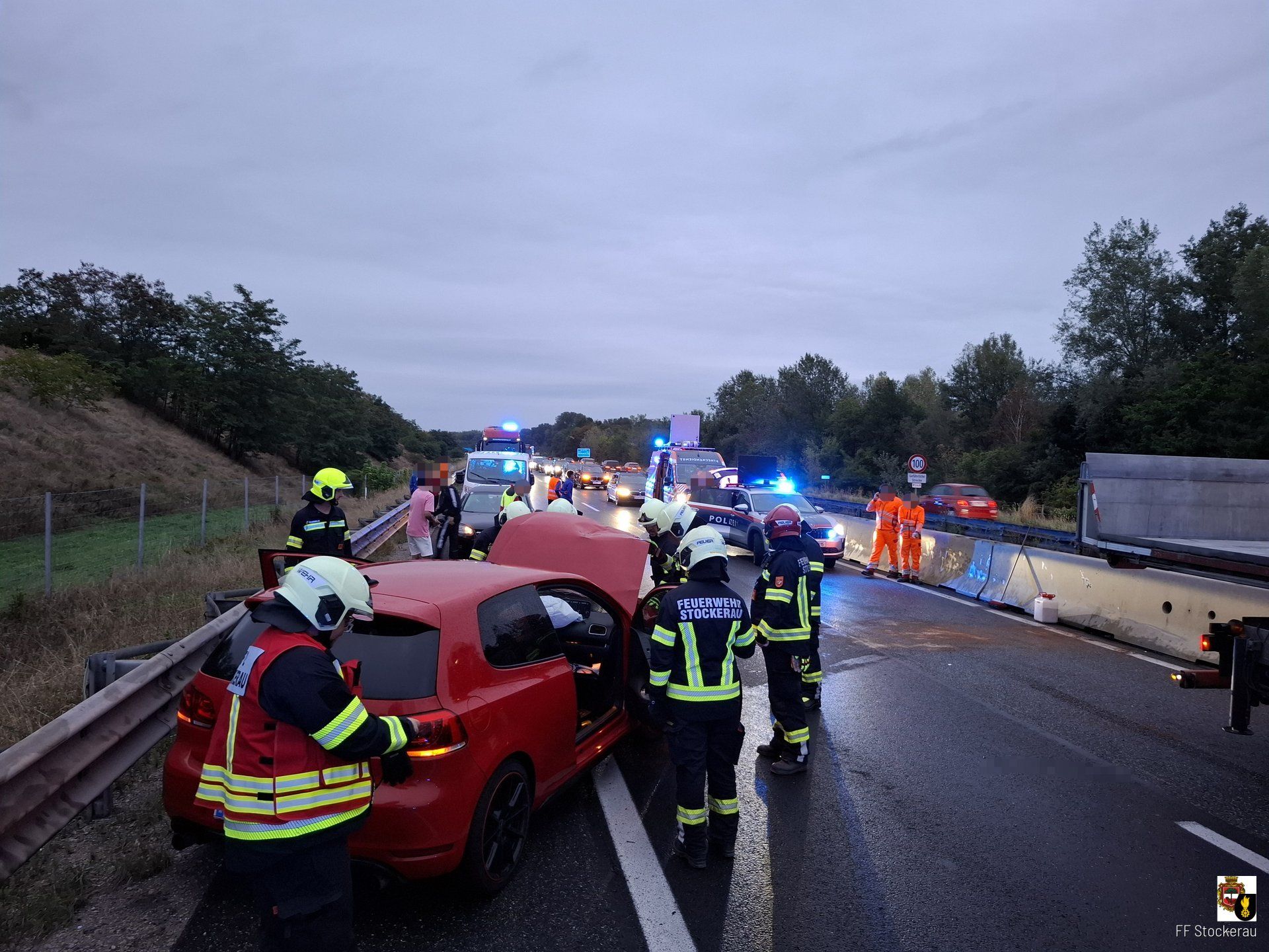 Für die Rettungsarbeiten und die Bergung der Unfallfahrzeuge musste die A22 im Bereich der Unfallstelle komplett gesperrt werden.