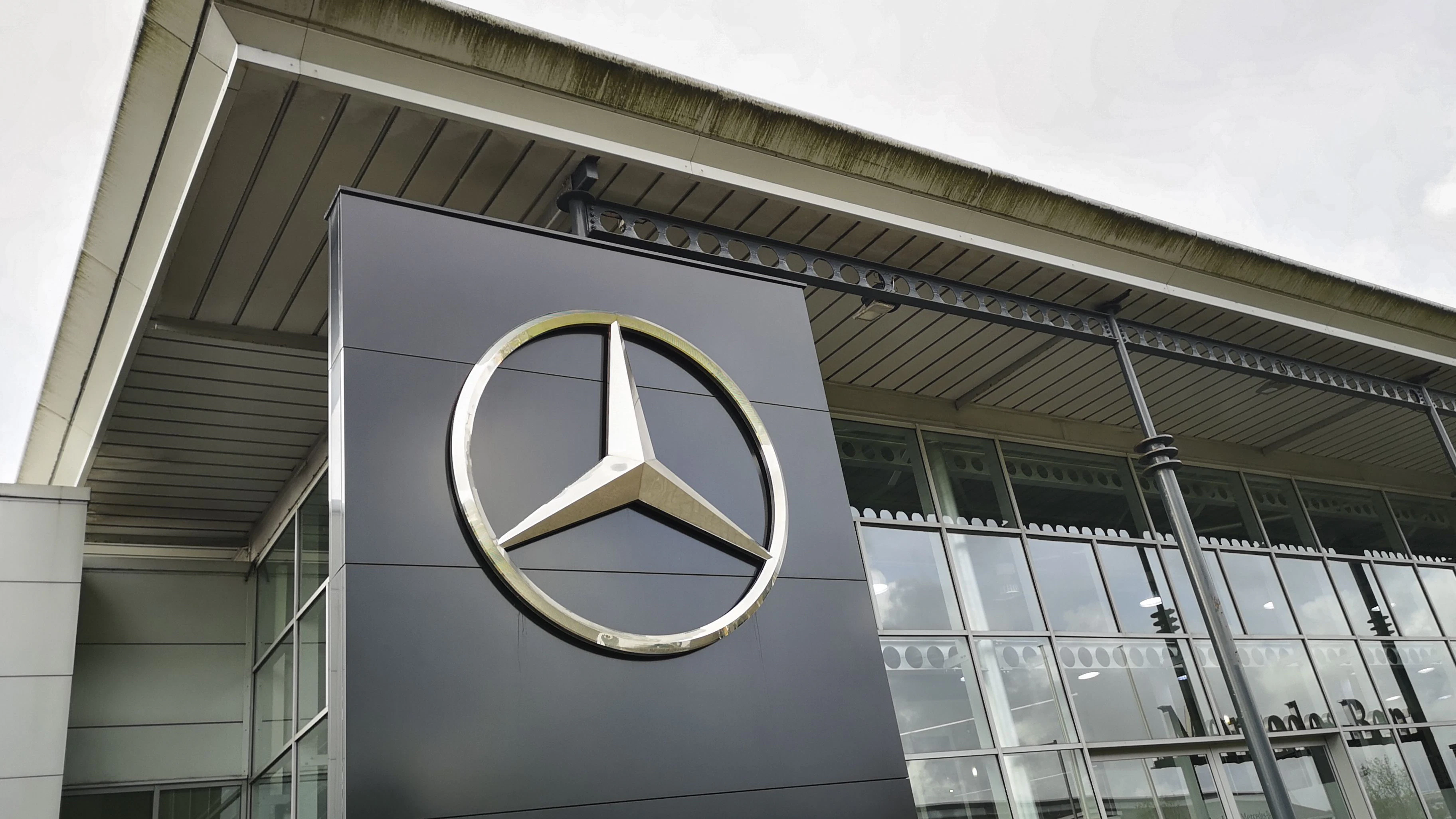 Mercedes ruft weltweit mehr als 23.000 Autos zurück. Grund ist eine mögliche Panne an der Kraftstoffleitung. (Symbolbild)