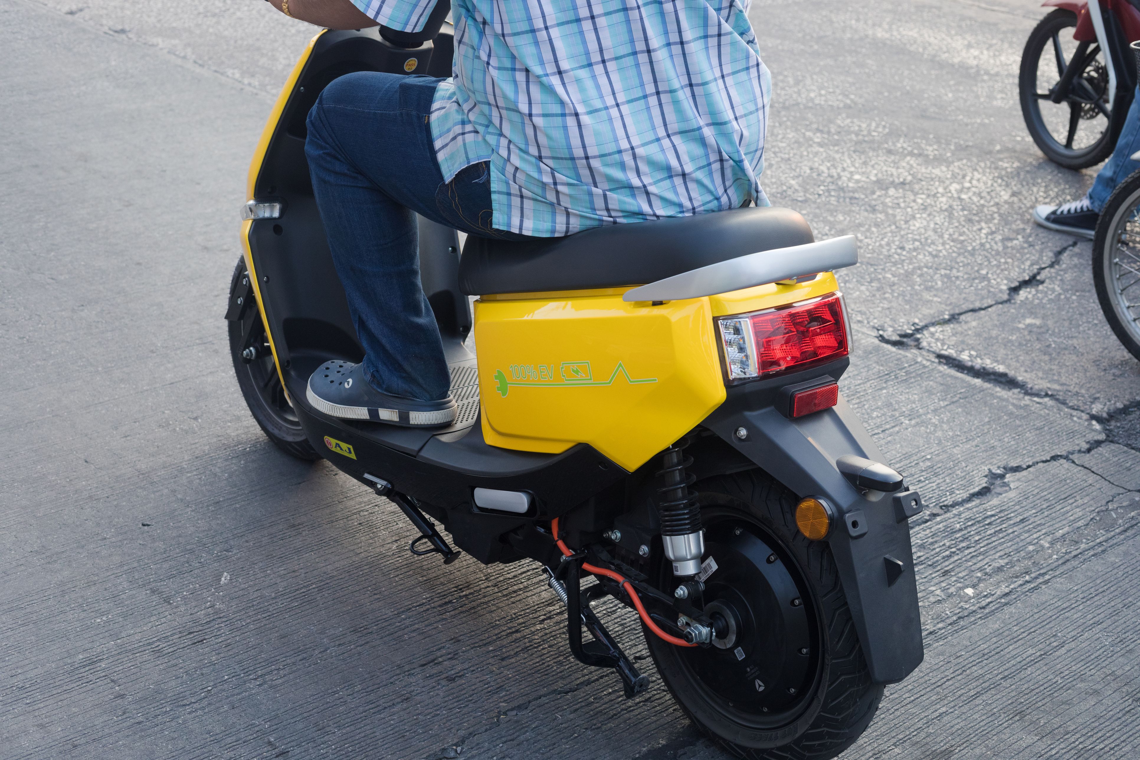 E-Mopeds gelten ab 1. Oktober als Kraftfahrzeuge, nicht mehr wie bisher als Fahrräder. Dann braucht man für sie eine Kfz-Zulassung.