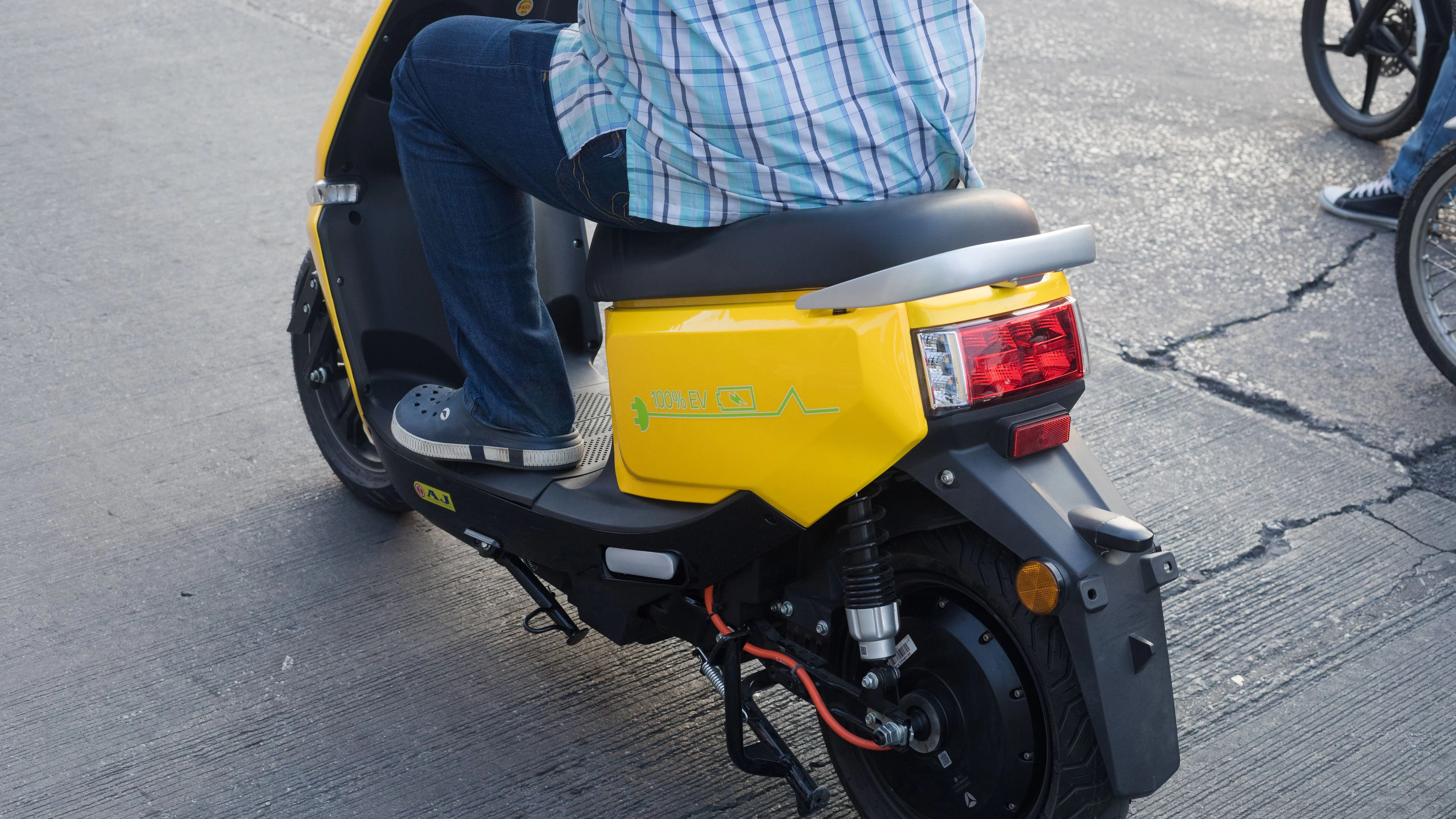 E-Mopeds gelten ab 1. Oktober als Kraftfahrzeuge, nicht mehr wie bisher als Fahrräder. Dann braucht man für sie eine Kfz-Zulassung.
