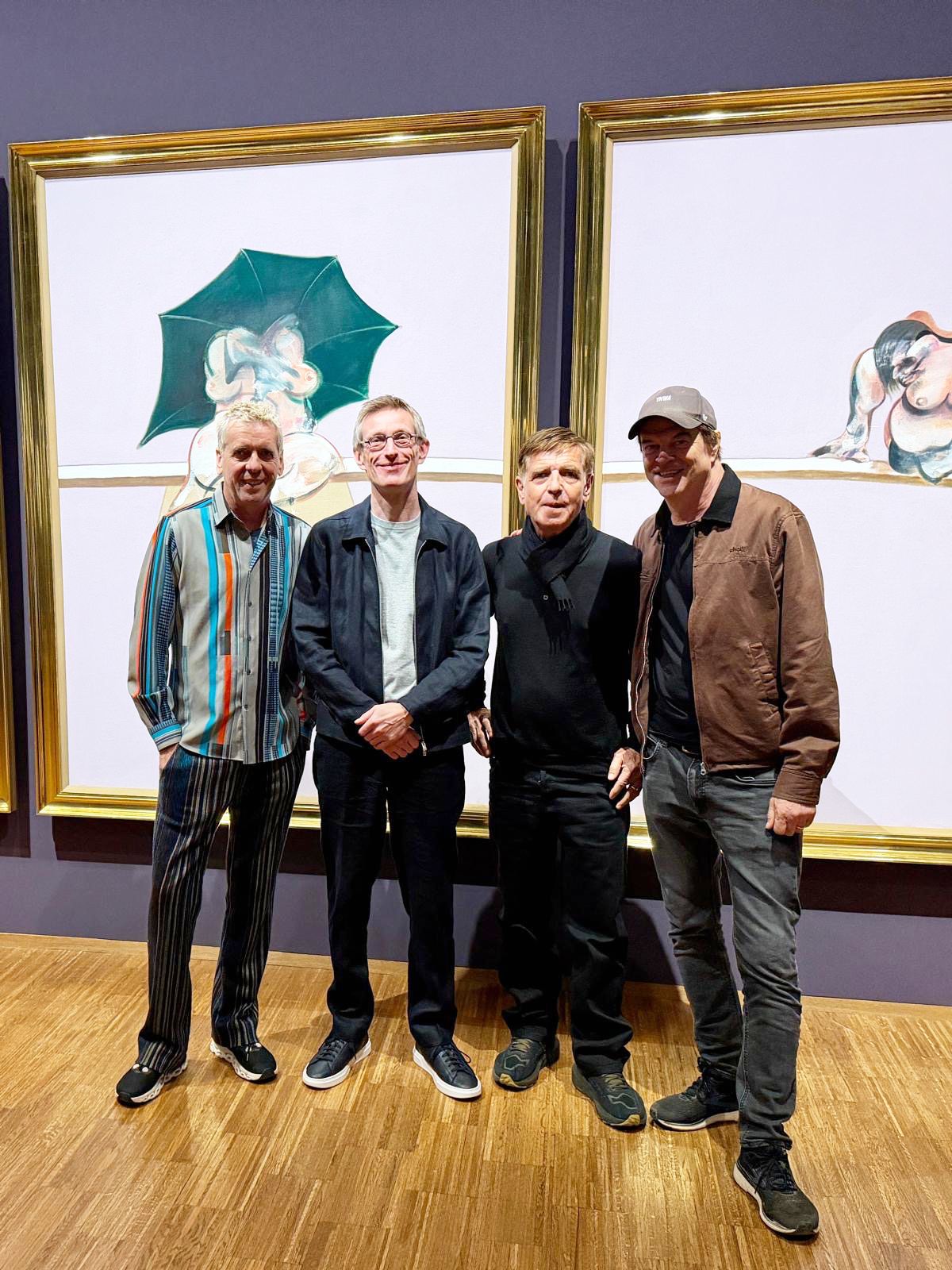 Tote Hosen-Bassist Andi Meurer, Albertina-Direktor Ralph Gleis, Fotograf Andreas Gursky und Sänger Campino im Museum (v.l.).