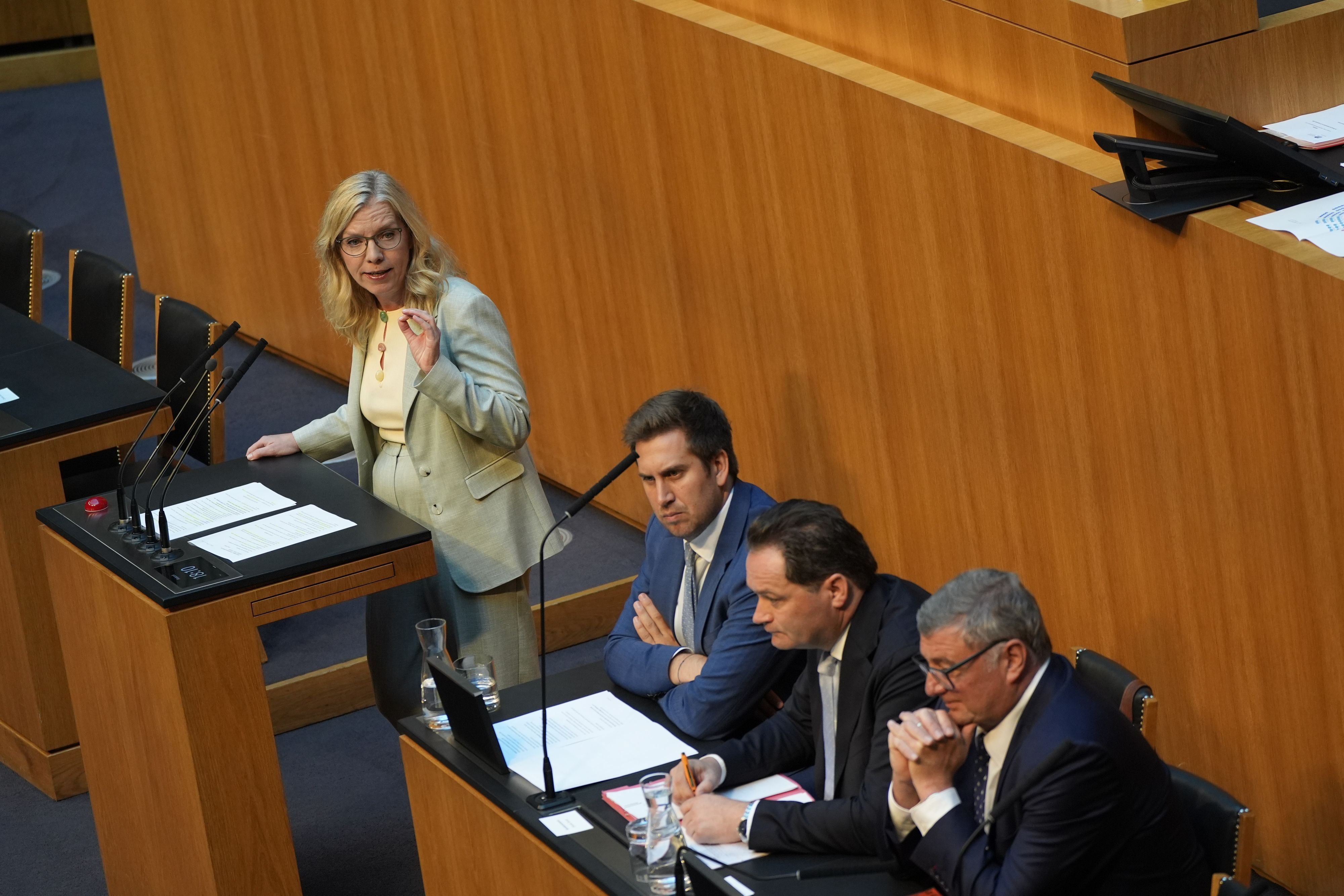 Grünen-Chefin Leonore Gewessler kritisiert die Bundesregierung in der Klima-Sondersitzung scharf.