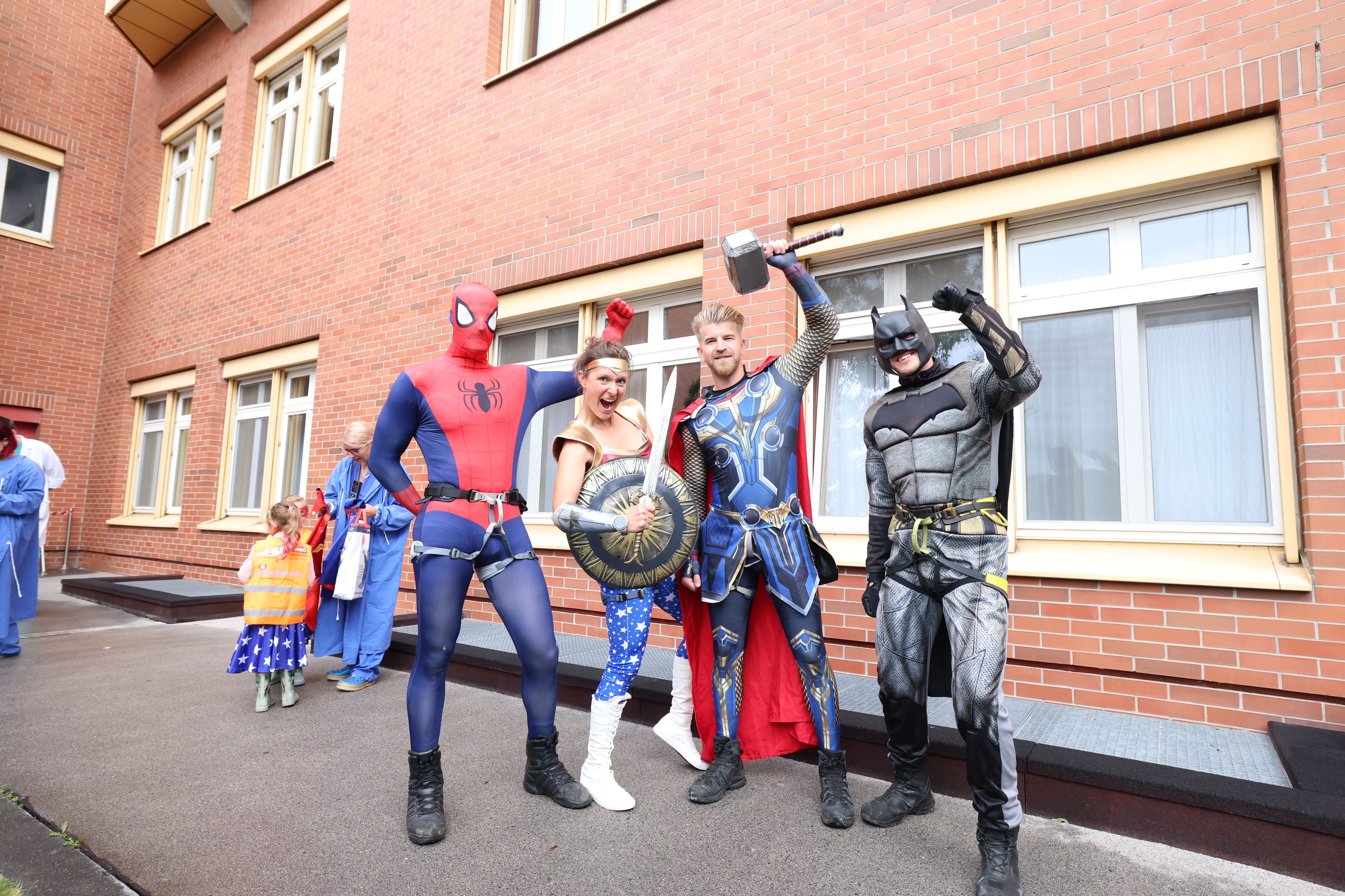 Spider-Man, Wonder Woman, Thor und Batman besuchten die Kinder in der Klinik Donaustadt.
