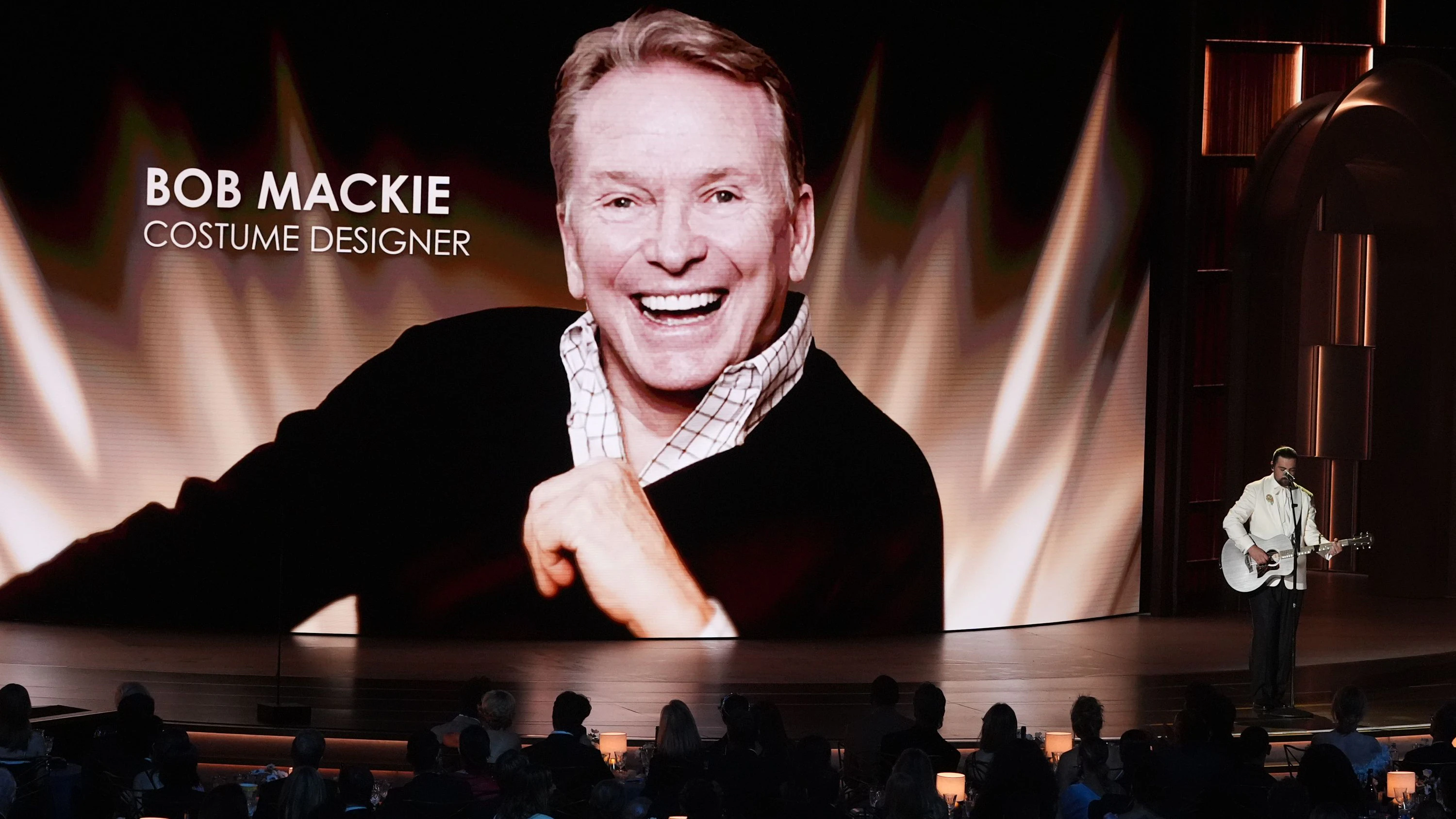 Nur wenige Stunden nach seinem Tod wurde Bob Mackie im Rahmen der 78. Emmy-Verleihung in Los Angeles "In Memoriam" gewürdigt.