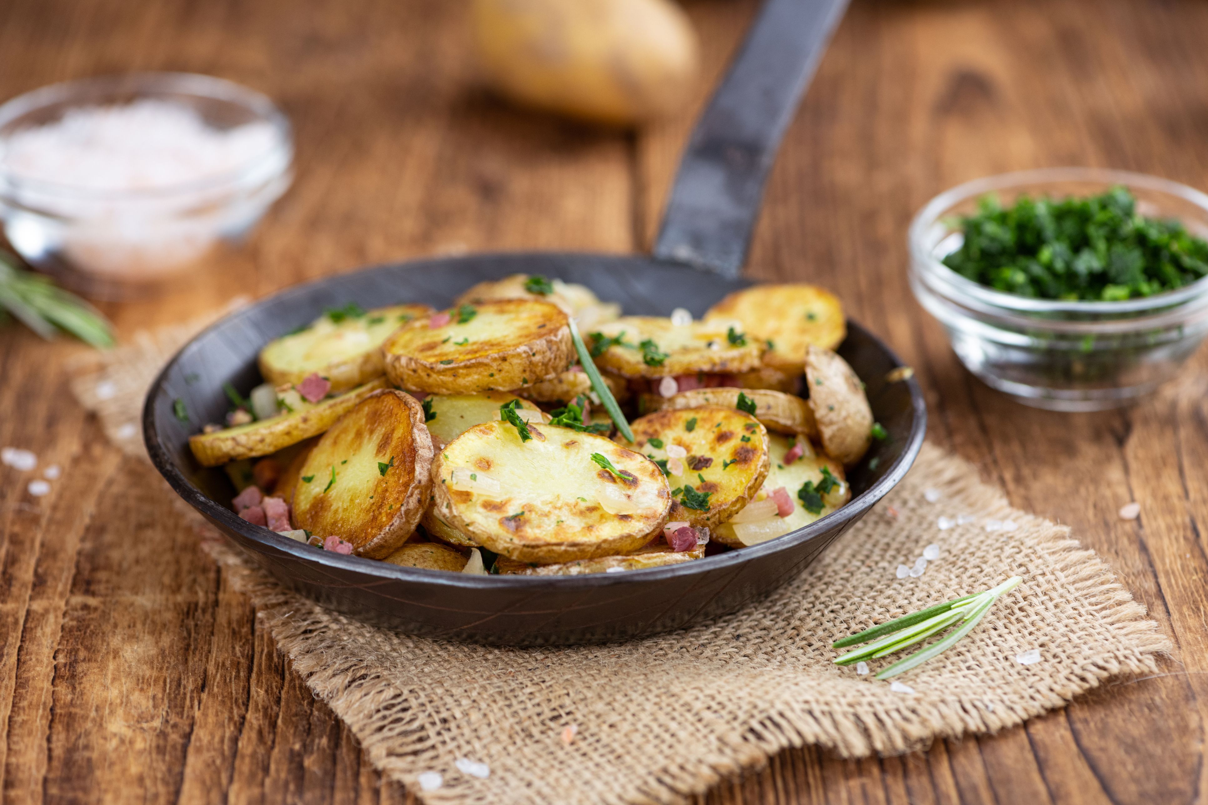 Außen knusprig, innen weich: So müssen Bratkartoffeln sein.