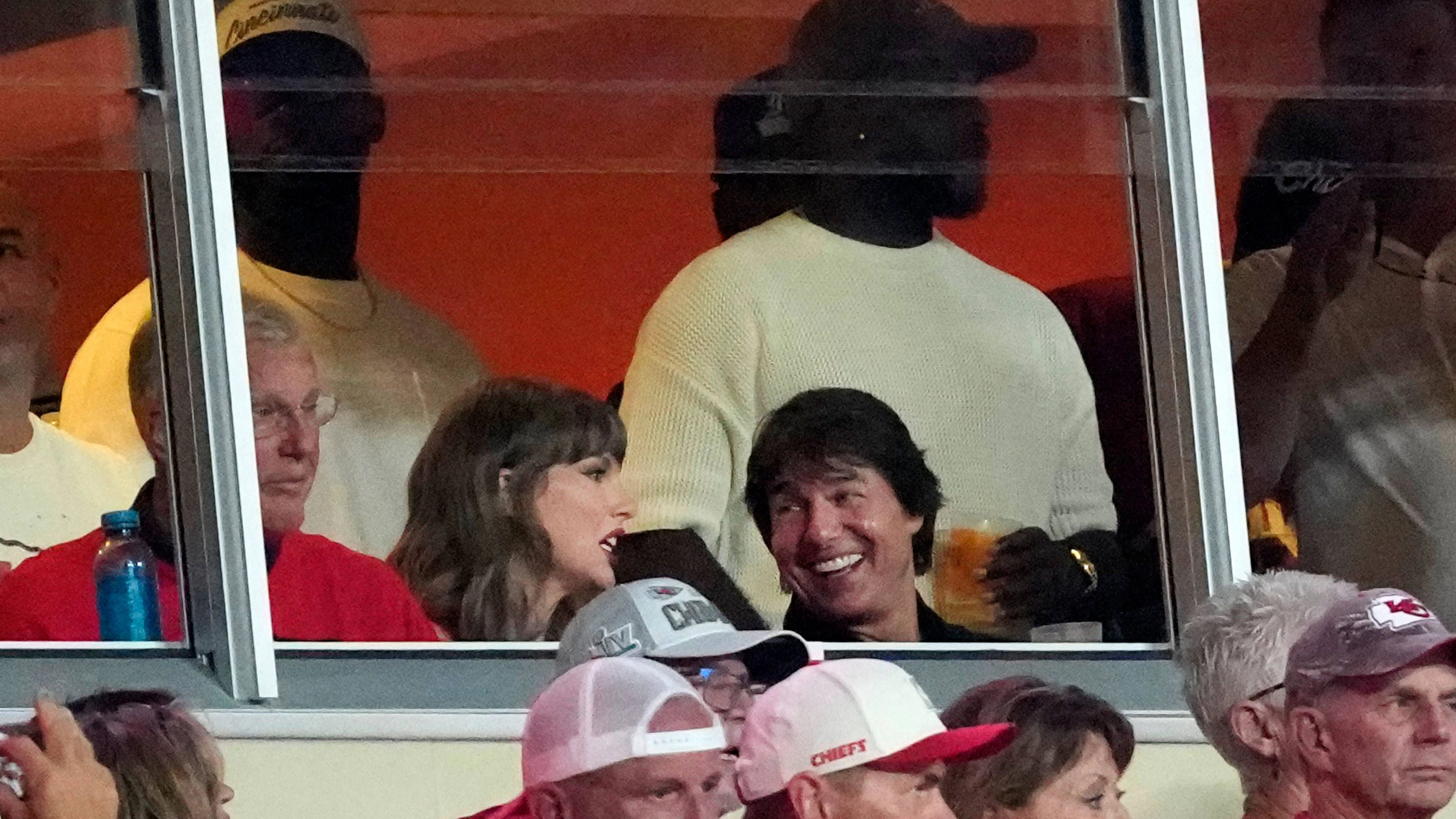 Taylor Swift and Tom Cruise enjoy Monday night football in Travis Kelcey s suite on Monday Night Football at Arrowhead Stadium in Kansas City, Missouri on Monday September 14, 2026. PUBLICATIONxNOTxINxUSA KCP2026091409 JONxROBICHAUD