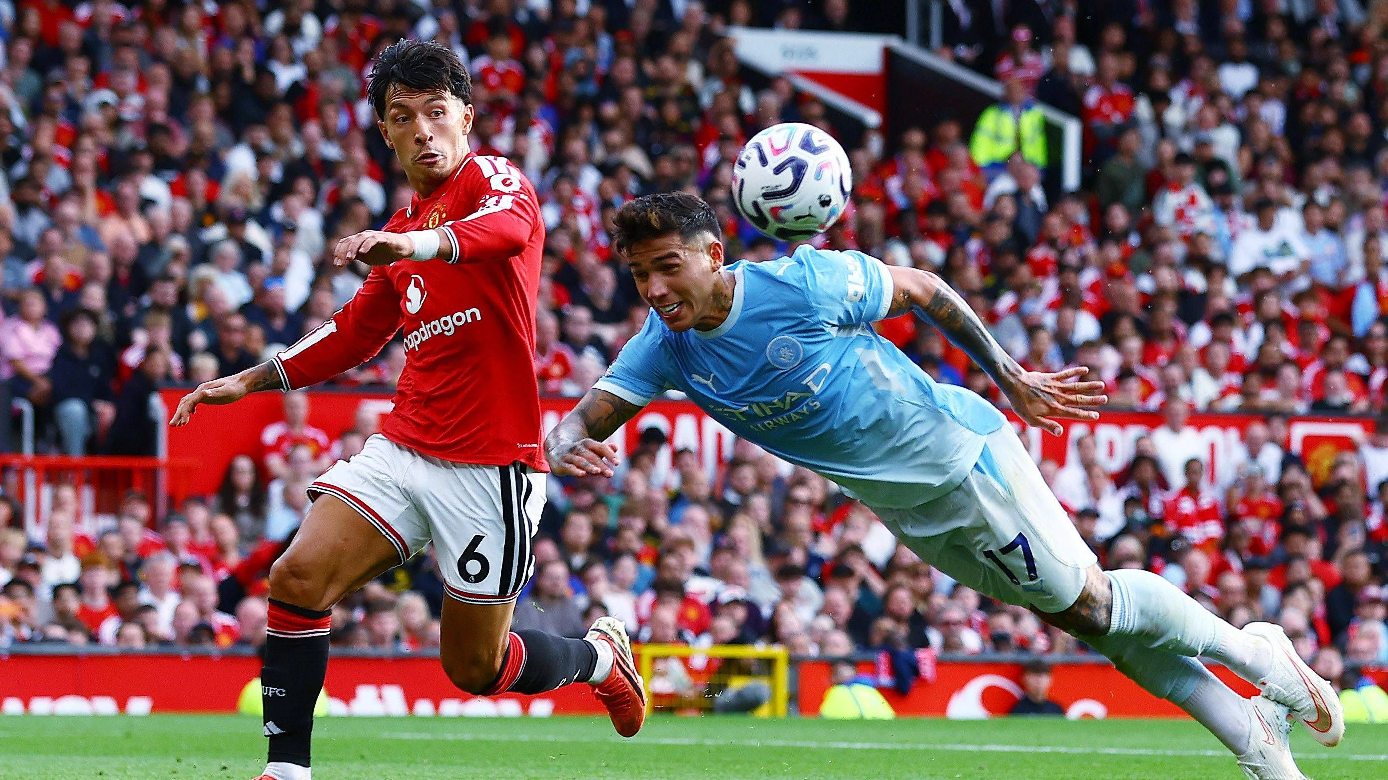Enzo Fernandez of Manchester City dives for a header next to Lisandro Martinez of Manchester United, ManU before Erling Haaland scored the opening goal Manchester United v Manchester City, Premier League, Football, Football, Old Trafford, Manchester, UK - 13 Sep 2026Manchester Old Trafford United Kingdom EDITORIAL USE ONLY No use with unauthorised audio, video, data, fixture lists, club/league logos or live services. Online in-match use limited to 120 images, no video emulation. No use in betting, games or single club/league/player publications. PUBLICATIONxINxGERxSUIxAUTxHUNxGRExMLTxCYPxROUxBULxUAExKSAxCHNxDENxINDxITAxPORxESPxSWExTURxMEXxCOLxVENxPERxECUxBRAxARGxCHIxURUxPARxPANxONLY Copyright: xMattxWest/Shutterstockx 17144604cg