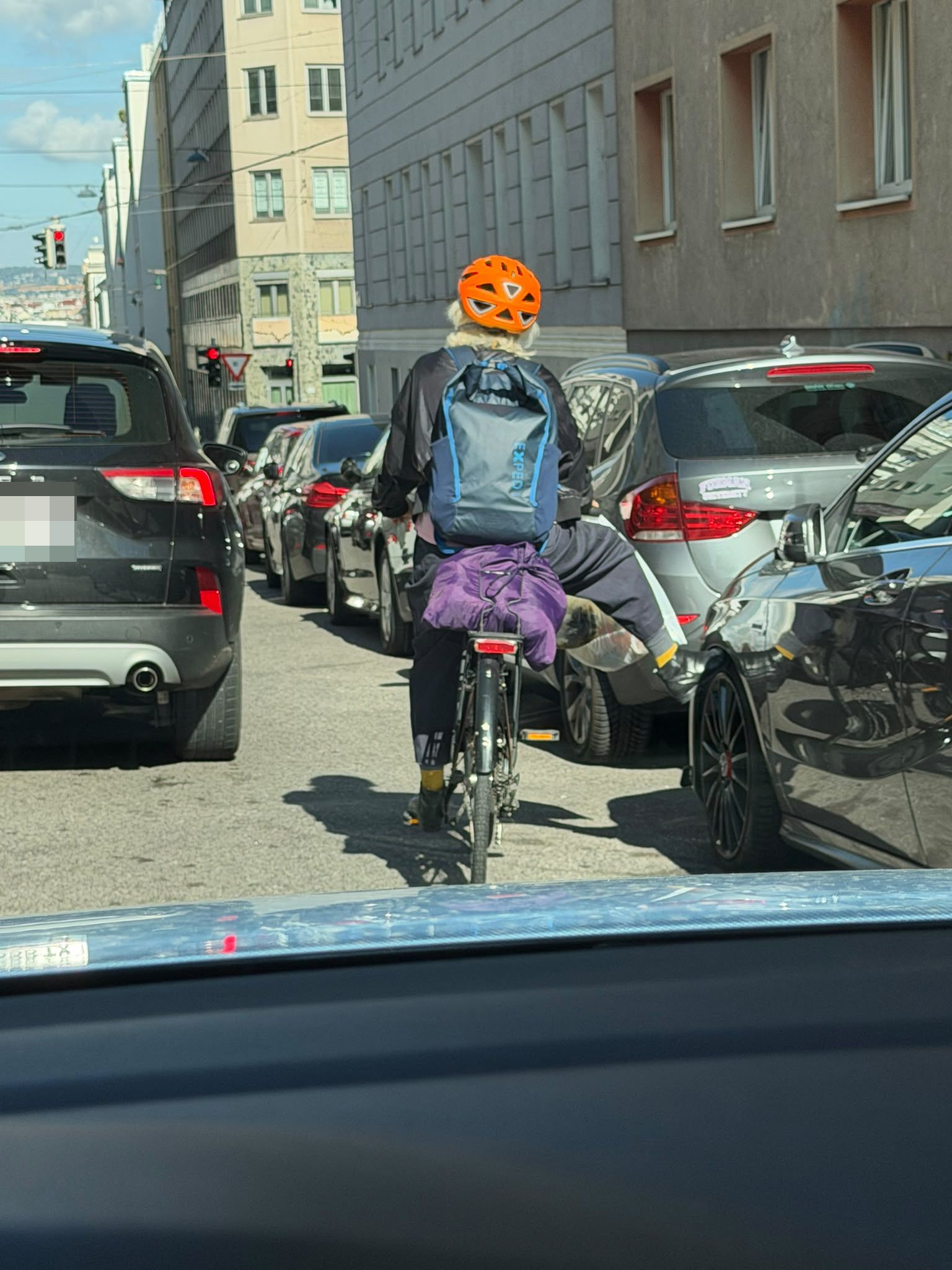 Eine Wiener Radlerin warf beim Warten auf Grünlicht vor einer Kreuzung wohl alle Manieren über Bord.