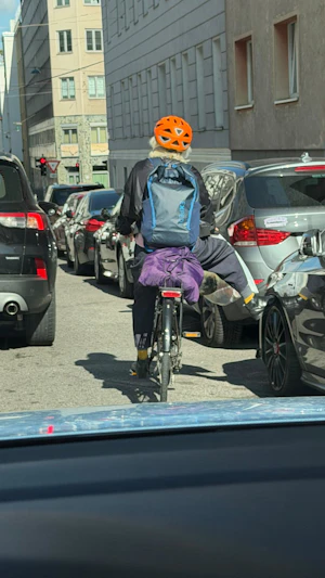 Verkehrsärger in Wien: Radlerin stützt sich mehrmals auf fremde Autos ab und sorgt für Unverständnis. Was das rechtlich bedeutet.