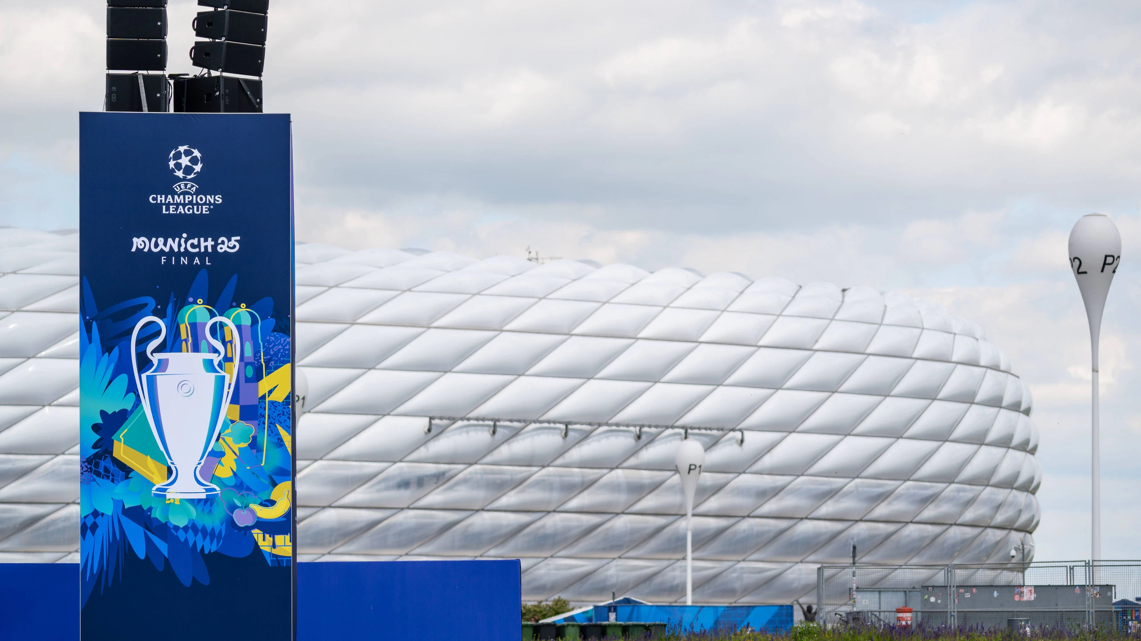 Sport Bilder des Tages Munich, Bavaria, Germany - May 30, 2025: Banner with UEFA logo and lettering Munich 25 Final in front of the arena. Impressions of the Munich Football Arena one day before the UEFA Champions League final between Inter Milan and Paris Saint-Germain PSG *** Banner mit UEFA Logo und Schriftzug Munich 25 Final vor der Arena. Eindrücke der Munich Football Arena einen Tag vor dem Finale der UEFA Champions League Inter Mailand gegen Paris Saint-Germain PSG