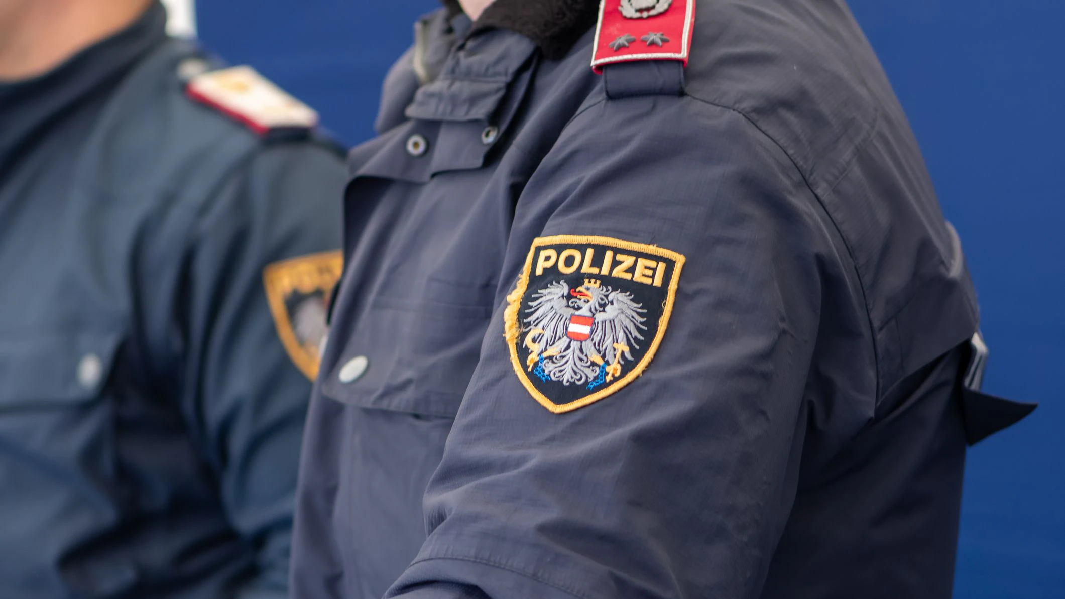 Heute.at - Polizist pinkelt vor Bartisch – dieser Grund rettet ihn