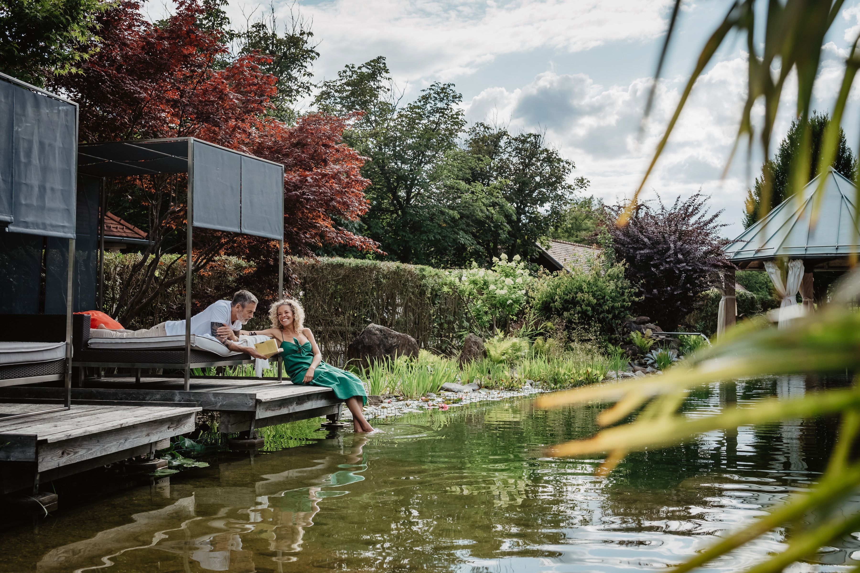 Relaxen am Fengshui-Badeteich im Bodenmaiser Hof.