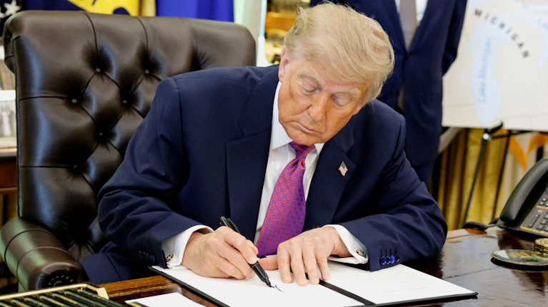 Ein investigativer US-Fernsehbericht hat jetzt enthüllt, wie Lobbyisten gegen Summen von bis zu drei Millionen Dollar Begnadigungen bei Präsident Trump vermitteln wollen. Das Weiße Haus sagt, dieser handle 