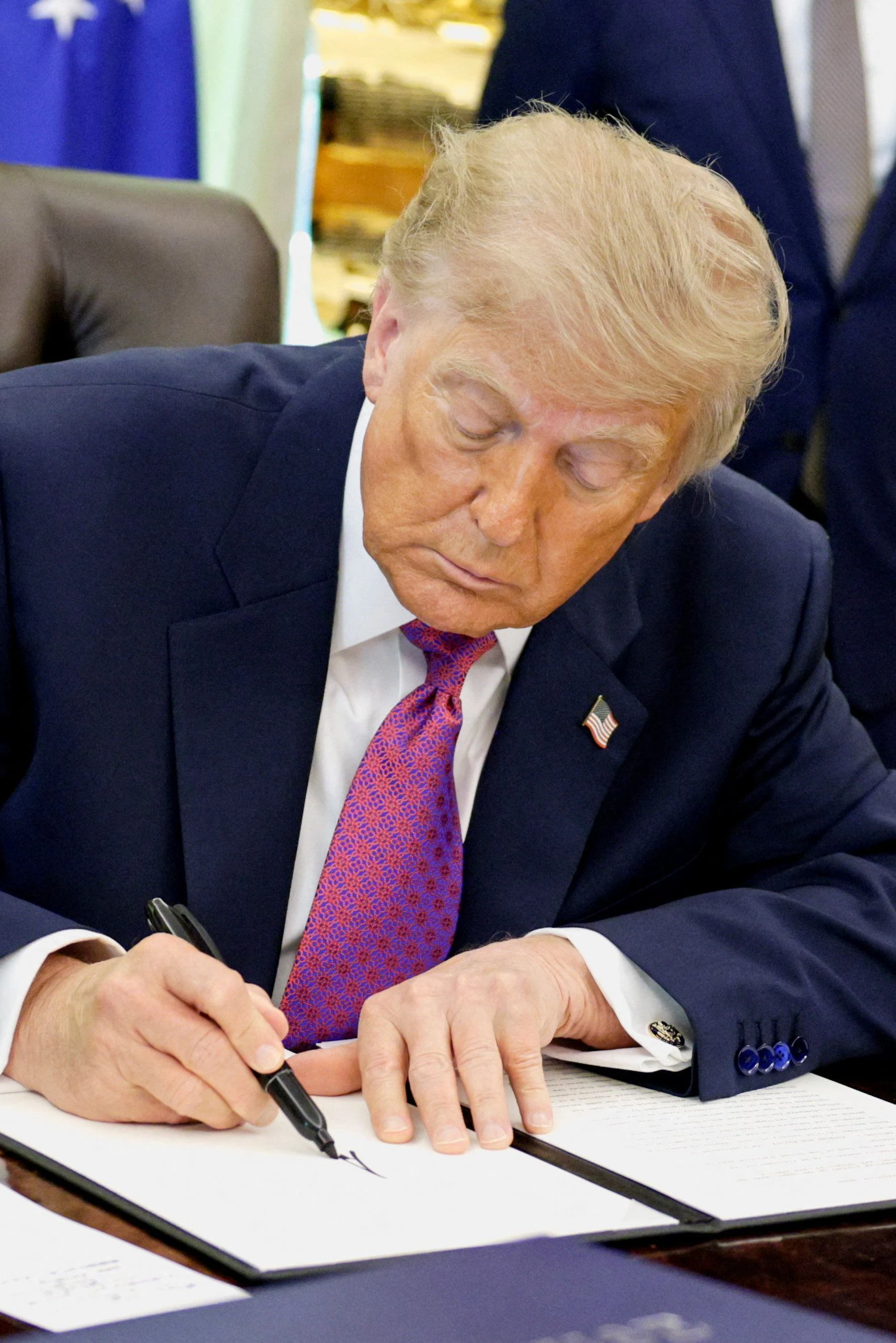 Bis zu 3 Mio. Dollar nehmen Lobbyisten laut Recherchen, um bei Präsident Trump Begnadigungen zu erwirken: "Wir wollen ihm buchstäblich den Stift in die Hand drücken"