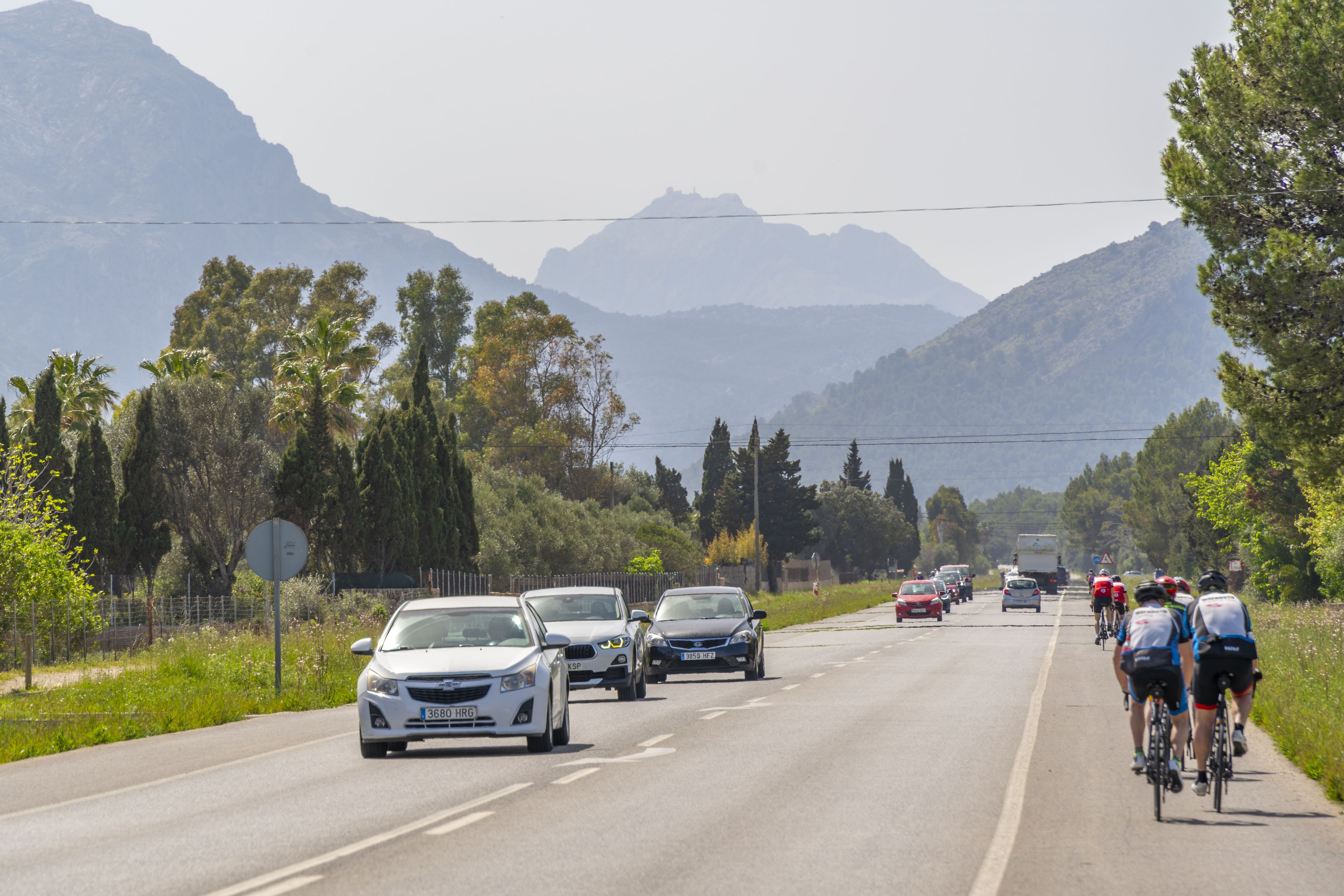 Neue Regeln sollen in Spanien vor allem Radfahrer, Motorradfahrer und E-Scooter-Nutzer besser schützen.