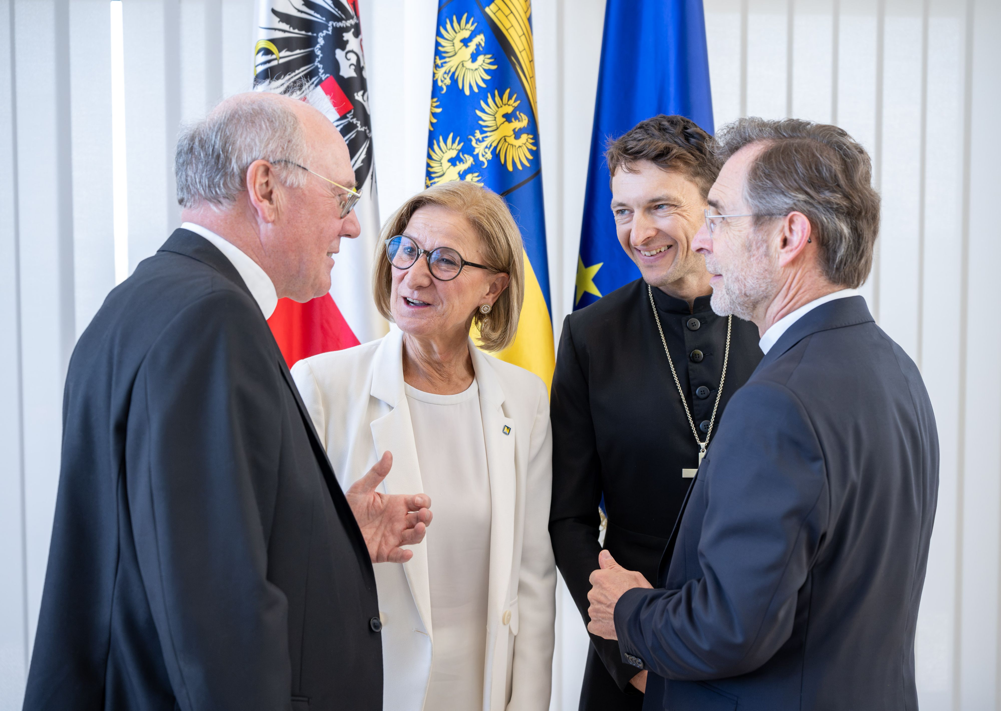 Landeshauptfrau Johanna Mikl-Leitner im Gespräch mit dem St. Pöltner Diözesanbischof Alois Schwarz, Superintendent Michael Simmer und dem Wiener Erzbischof Josef Grünwidl