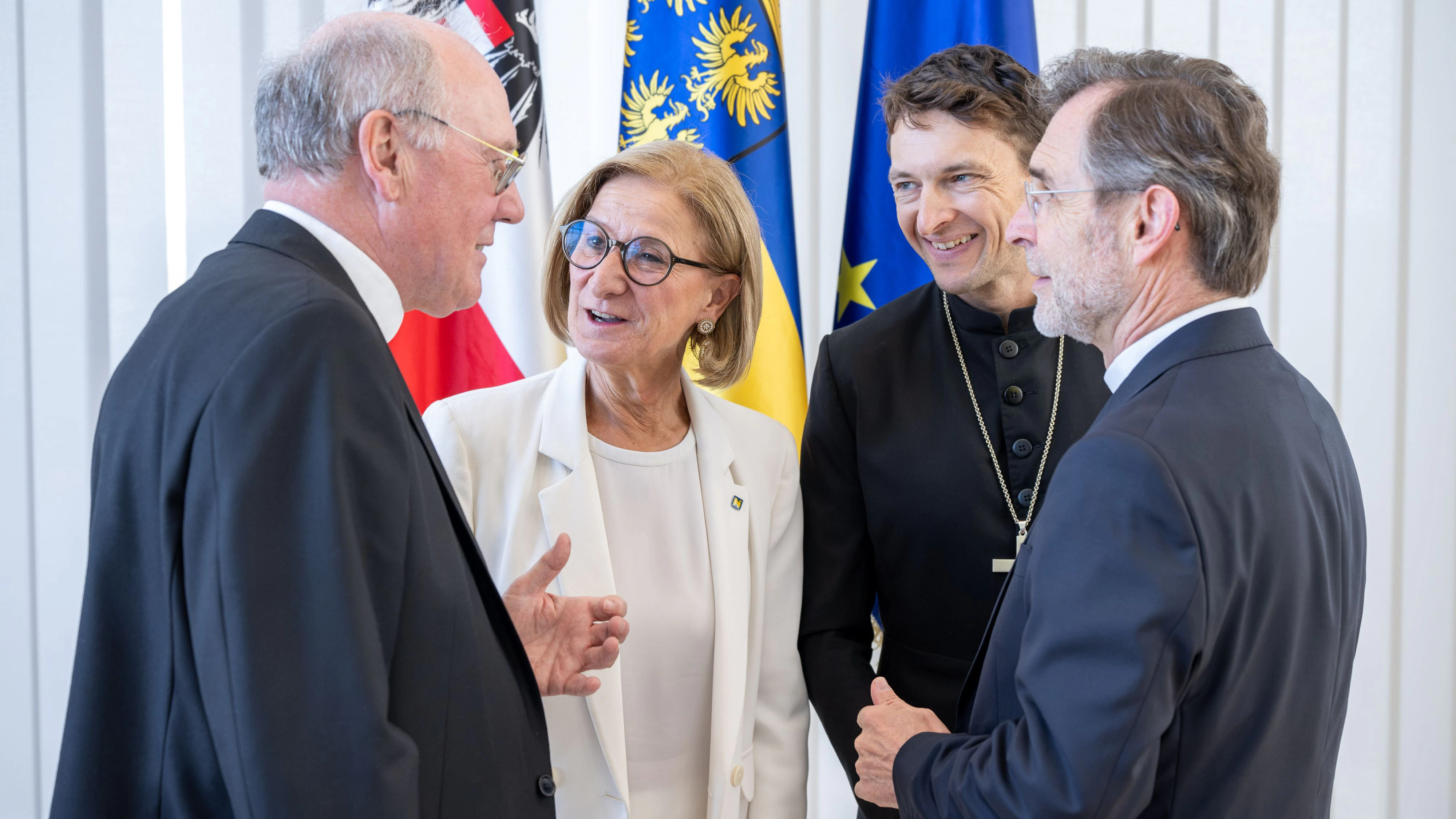 Landeshauptfrau Johanna Mikl-Leitner im Gespräch mit dem St. Pöltner Diözesanbischof Alois Schwarz, Superintendent Michael Simmer und dem Wiener Erzbischof Josef Grünwidl