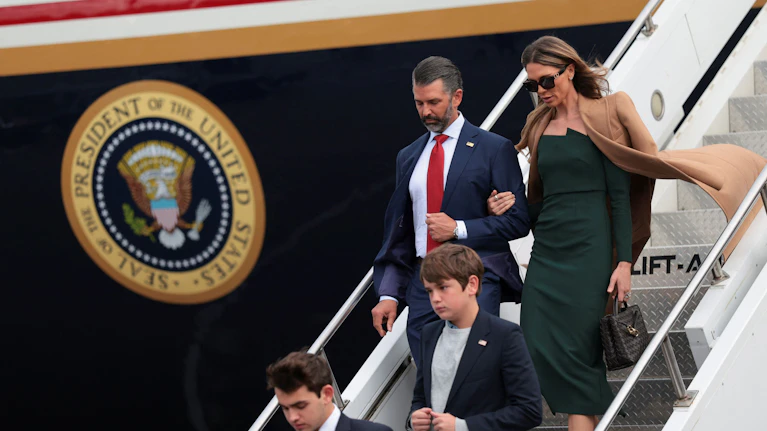 Eine Luxusfeier auf den Bahamas, ein undurchsichtiger russischer Geldgeber und viel Erklärungsbedarf: Teile der Hochzeitsfeier von Donald Trump Jr. im Frühling dieses Jahres wurden von einem Vertrauten von Wladimir Putin bezahlt. Was der US-Präsident dazu sagt.