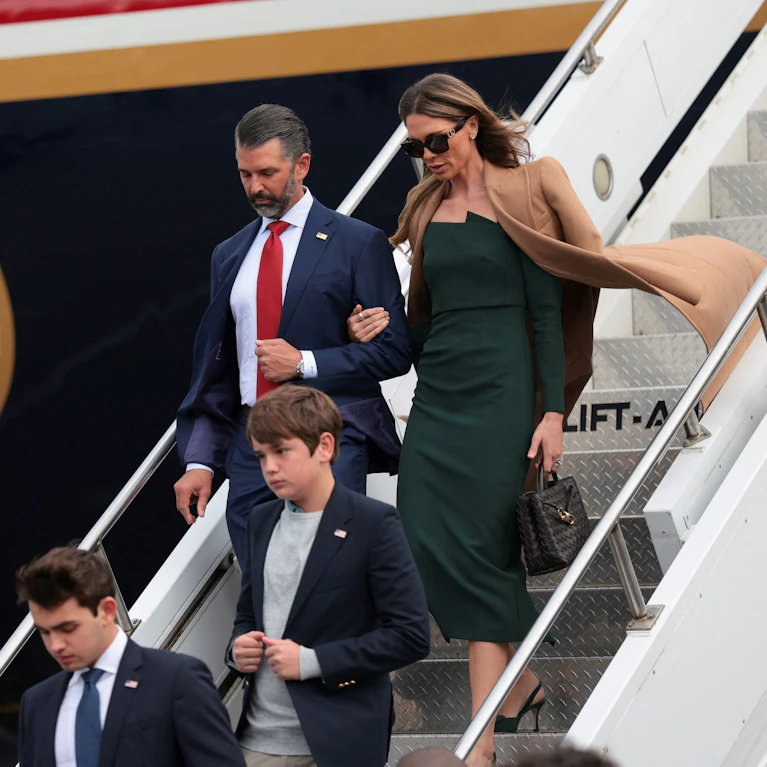 Eine Luxusfeier auf den Bahamas, ein undurchsichtiger russischer Geldgeber und viel Erklärungsbedarf: Teile der Hochzeitsfeier von Donald Trump Jr. im Frühling dieses Jahres wurden von einem Vertrauten von Wladimir Putin bezahlt. Was der US-Präsident dazu sagt.