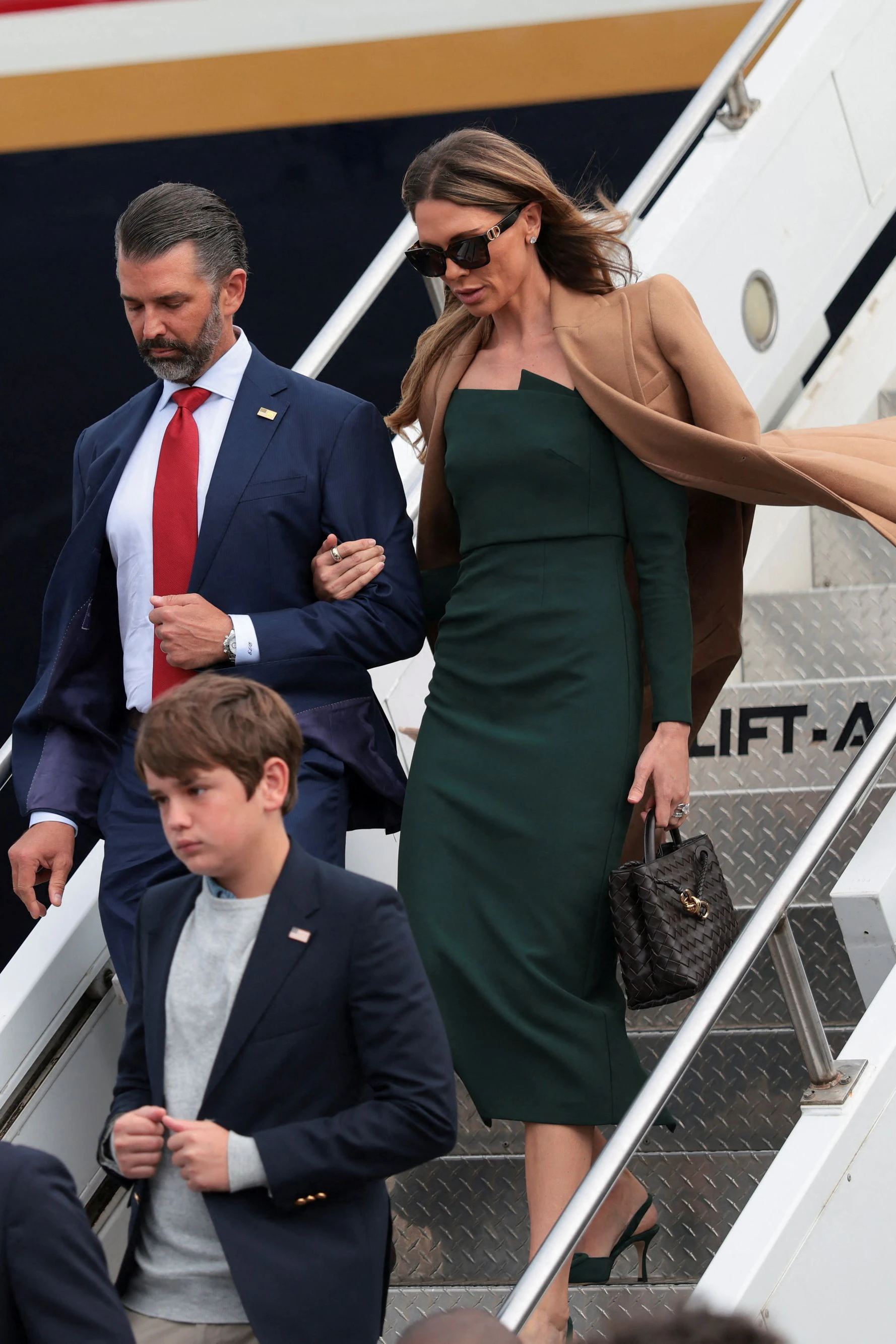 Seit Mai verheiratet – auf Kosten eines Putin-Freundes: Don Jr. und Bettina Trump verlassen gemeinsam mit seinem Sohn aus erster Ehe, Spencer Frederick, die Air Force One