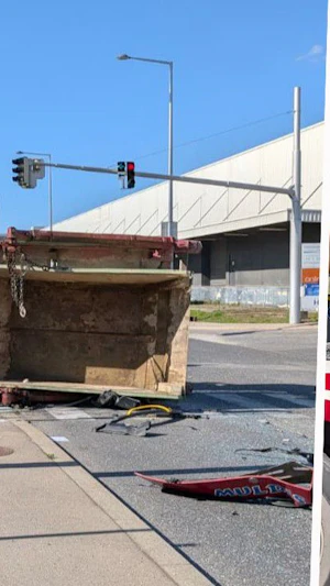 Unfall mit Öffi-Bus in Wien: Laster kippt nach schwerer Kollision in der Leopoldstadt um. Aktuelle Informationen zum Verkehrschaos.