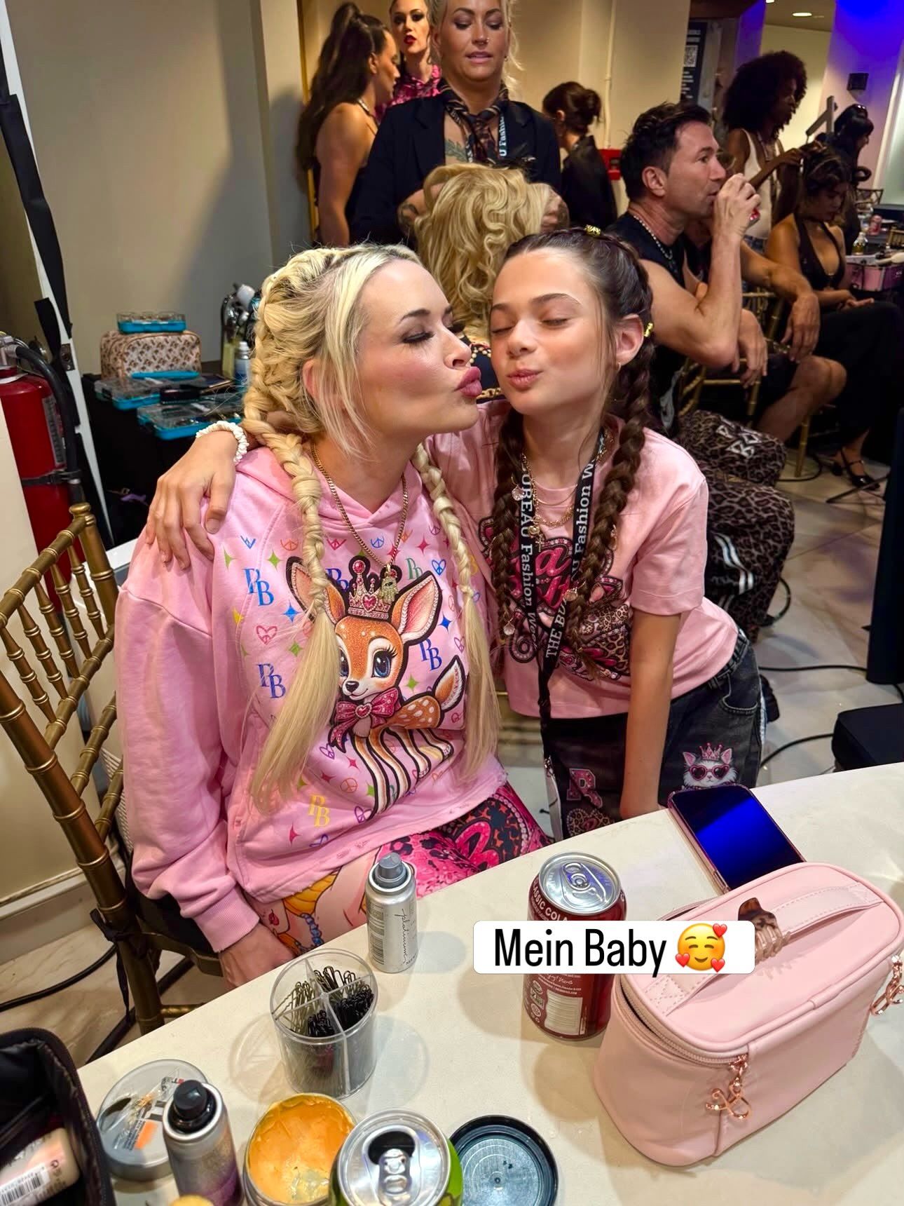 Daniela Katzenberger und Tochter Sophia bekam für die Show die gleiche Frisur verpasst.