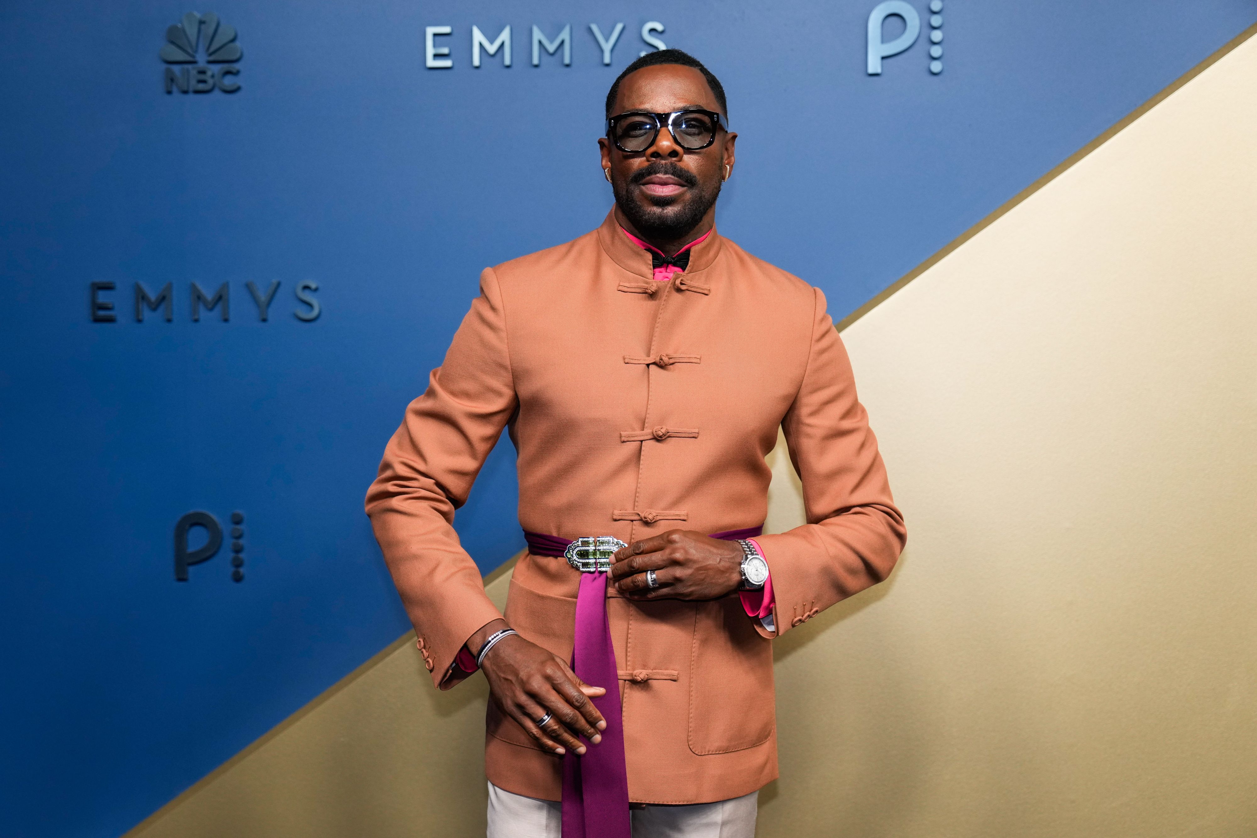 Gekleidet in Valentino: US-Schauspieler Colman Domingo zeigt sich mit auffälligen Pankou-Knöpfen auf den Emmys 2026.