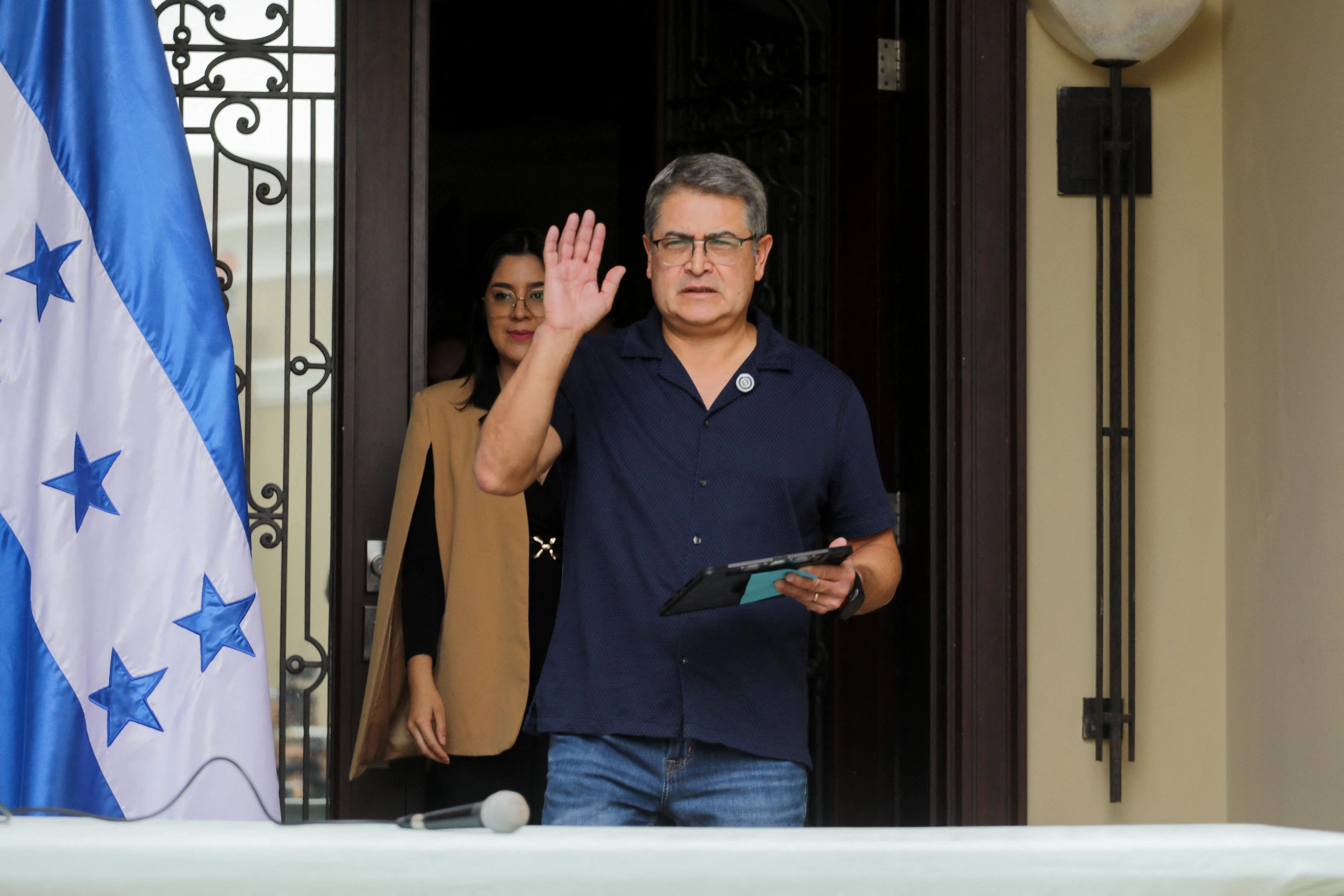 Der honduranische Ex-Präsident Juan Orlando Hernández wurde 2024 wegen des Schmuggels von 400 Tonnen Kokain zu 45 Jahren Haft verurteilt. 2025 wurde er von Trump begnadigt