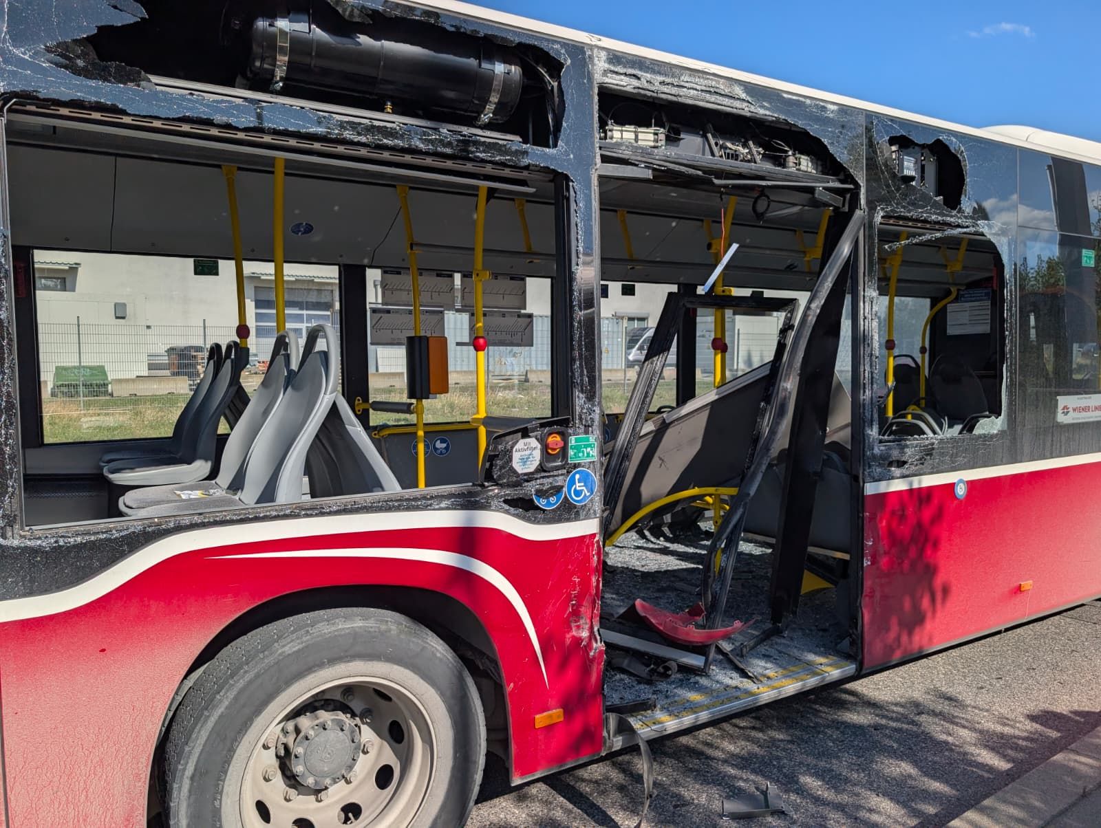 Heftige Kollision in Wien! Laster landet auf Seite