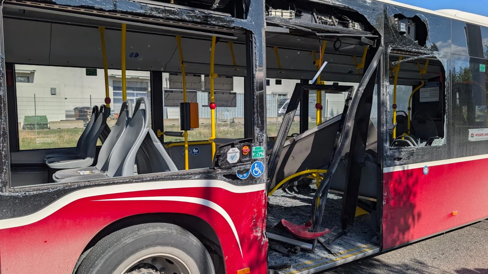 Heftige Kollision in Wien! Laster landet auf Seite