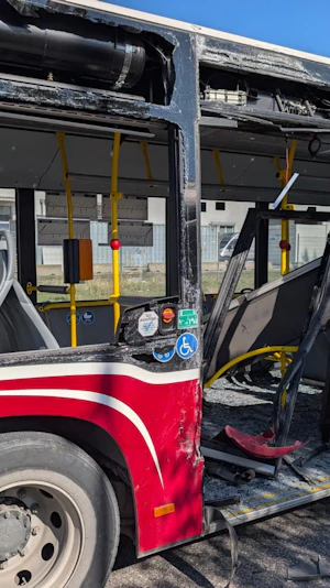 Schwerer Verkehrsunfall Wien: LKW kollidiert mit Bus, acht Verletzte. Sperre der Seitenhafenstraße sorgt für Verkehrsbehinderungen.