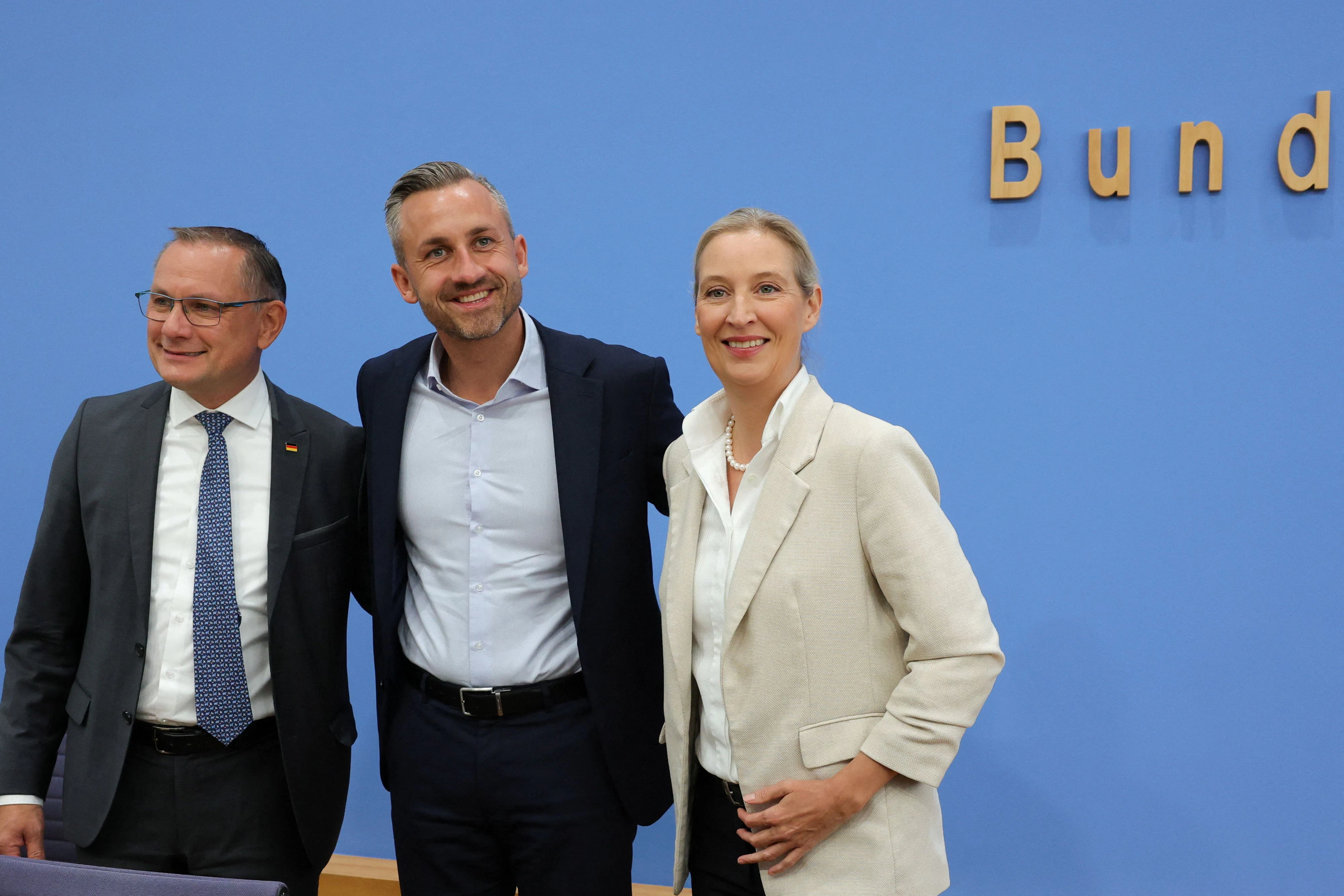 In Sachsen-Anhalt als "gesichert rechtsextrem" eingestuft: AfD-Spitze Alice Weidel und Tino Chrupalla (l.) mit Wahlsieger Ulrich Siegmund