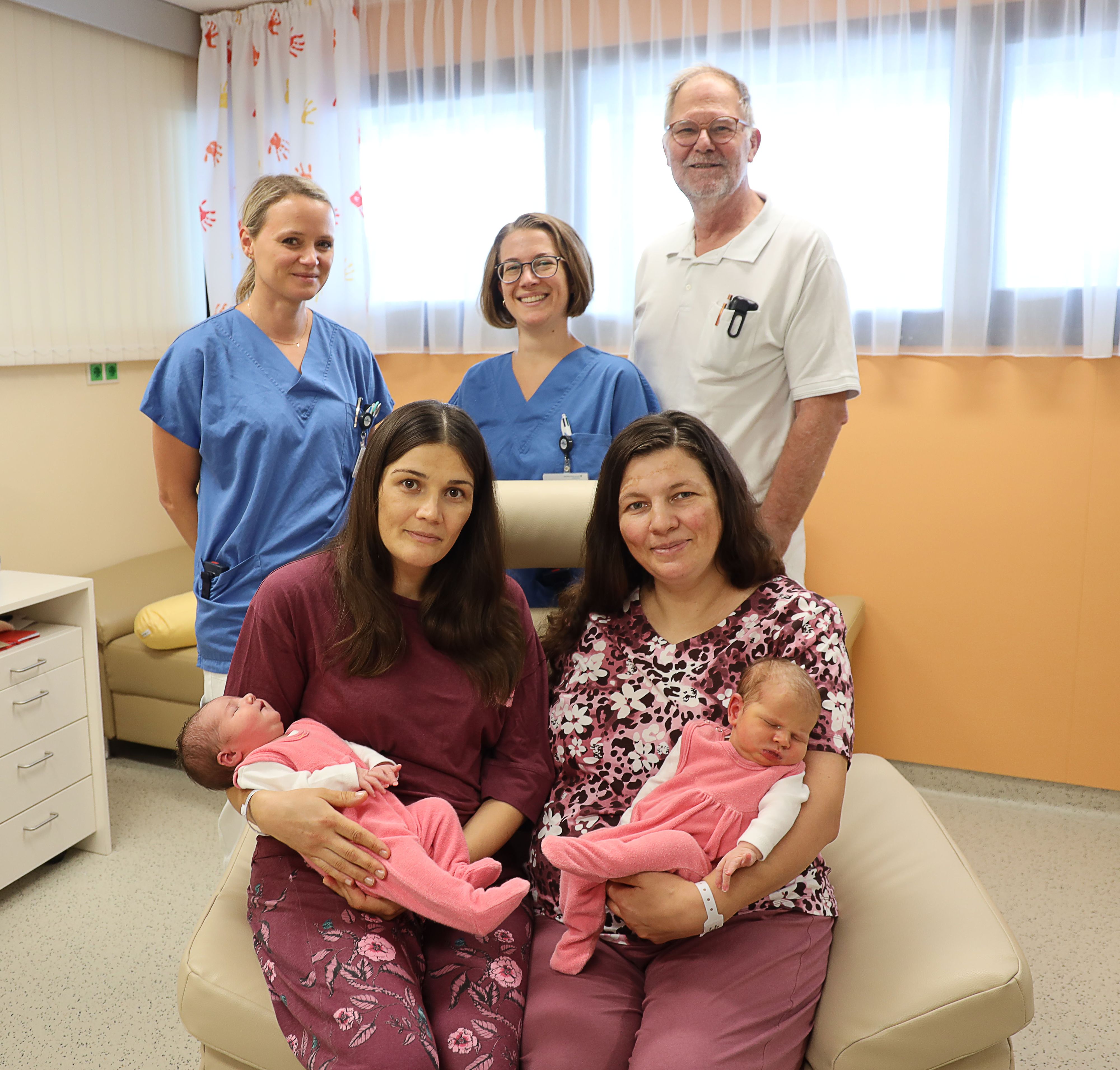Dr. Florina-Victoria Vaida mit Tochter Elvira-Ioana sowie Dorina-Adriana Vizitiu und Tochter Naomi