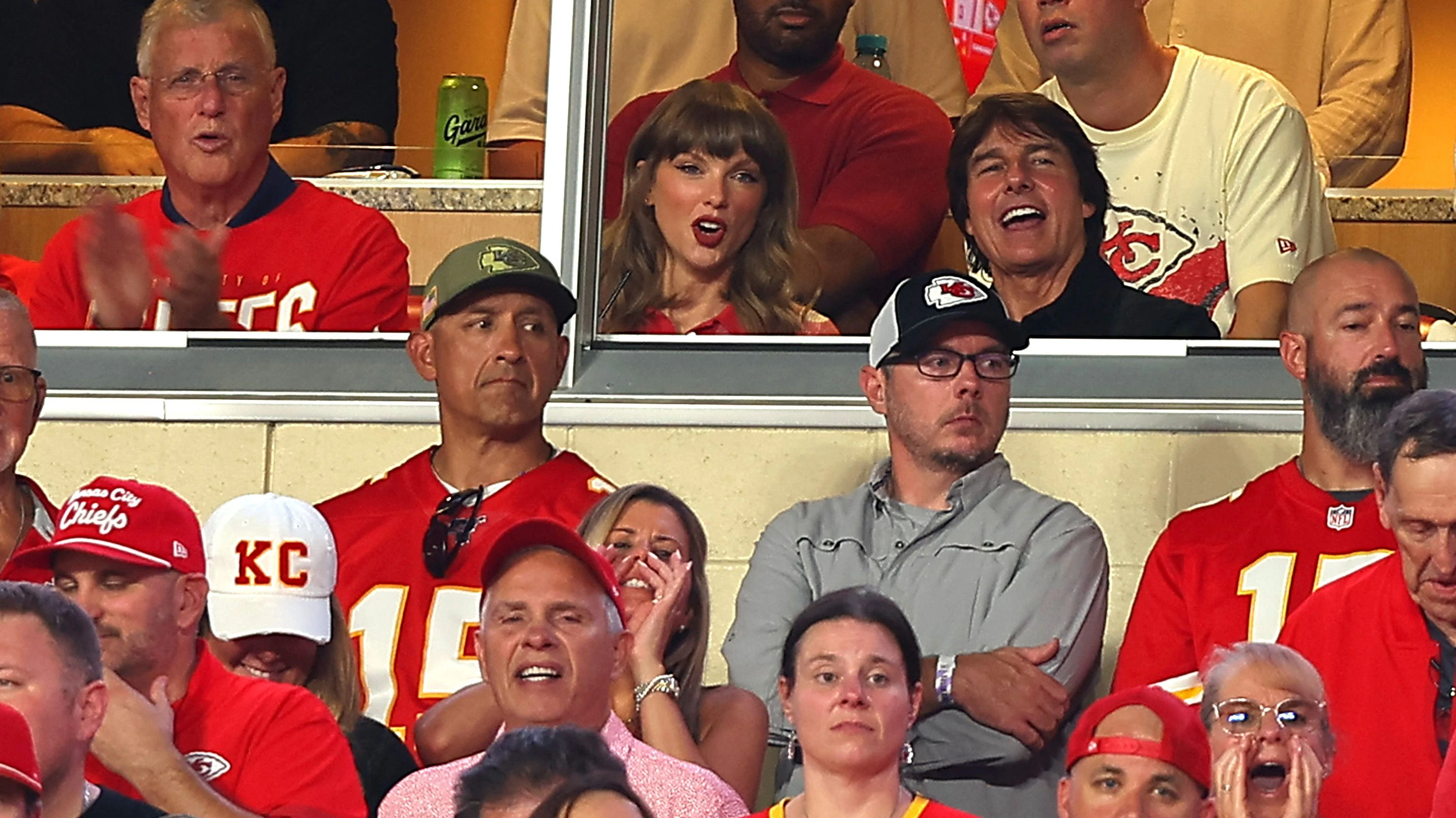 Taylor Swift in der VIP-Loge neben Tom Cruise beim NFL-Auftaktspiel ihres Mannes Travis Kelce.