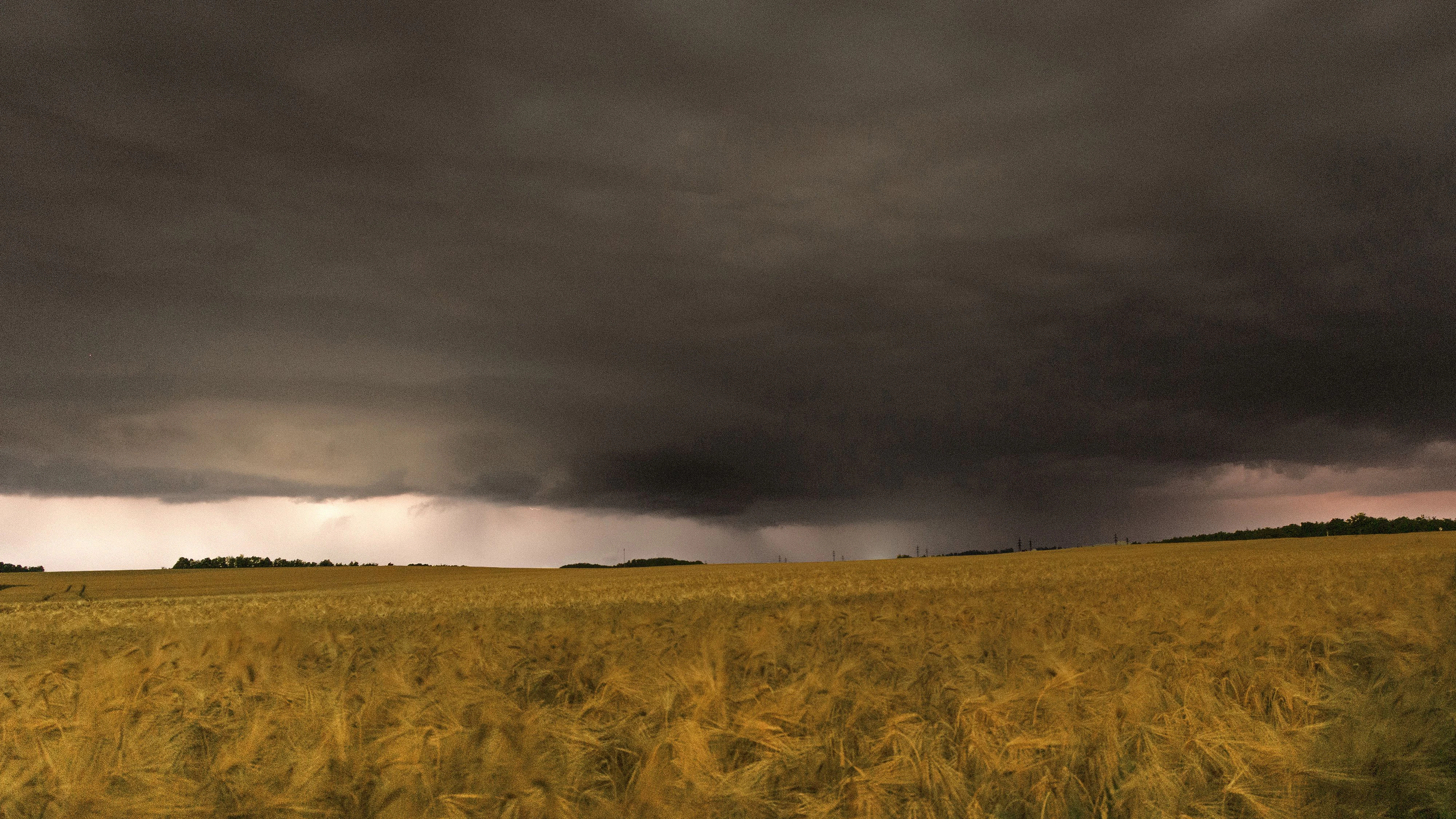 Gewitterwolken im Waldviertel, Niederösterreich, Österreich // Thunderstorm clouds in the Waldviertel region, Lower Austria, Austria