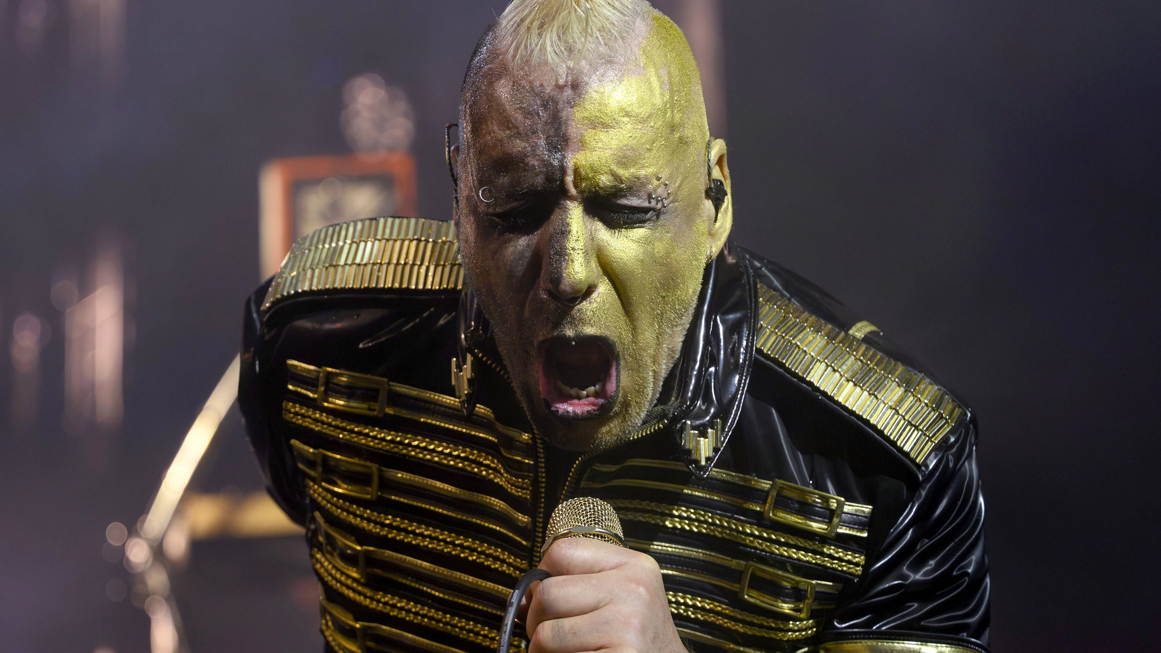Hinweis: Solo-Auftritt, keine Restriktionen - Sänger Till Lindemann, Frontmann der Band Rammstein, performt im Rahmen seiner Meine Welt Solo-Europa-Tournee in der Westfalenhalle Dortmund. Dortmund, 08.11.2025 NRW Deutschland *** Note Solo performance, no restrictions Singer Till Lindemann, frontman of the band Rammstein, performs as part of his Meine Welt solo European tour in the Westfalenhalle Dortmund Dortmund, 08 11 2025 NRW Germany Copyright: xSaschaxSchuermannx