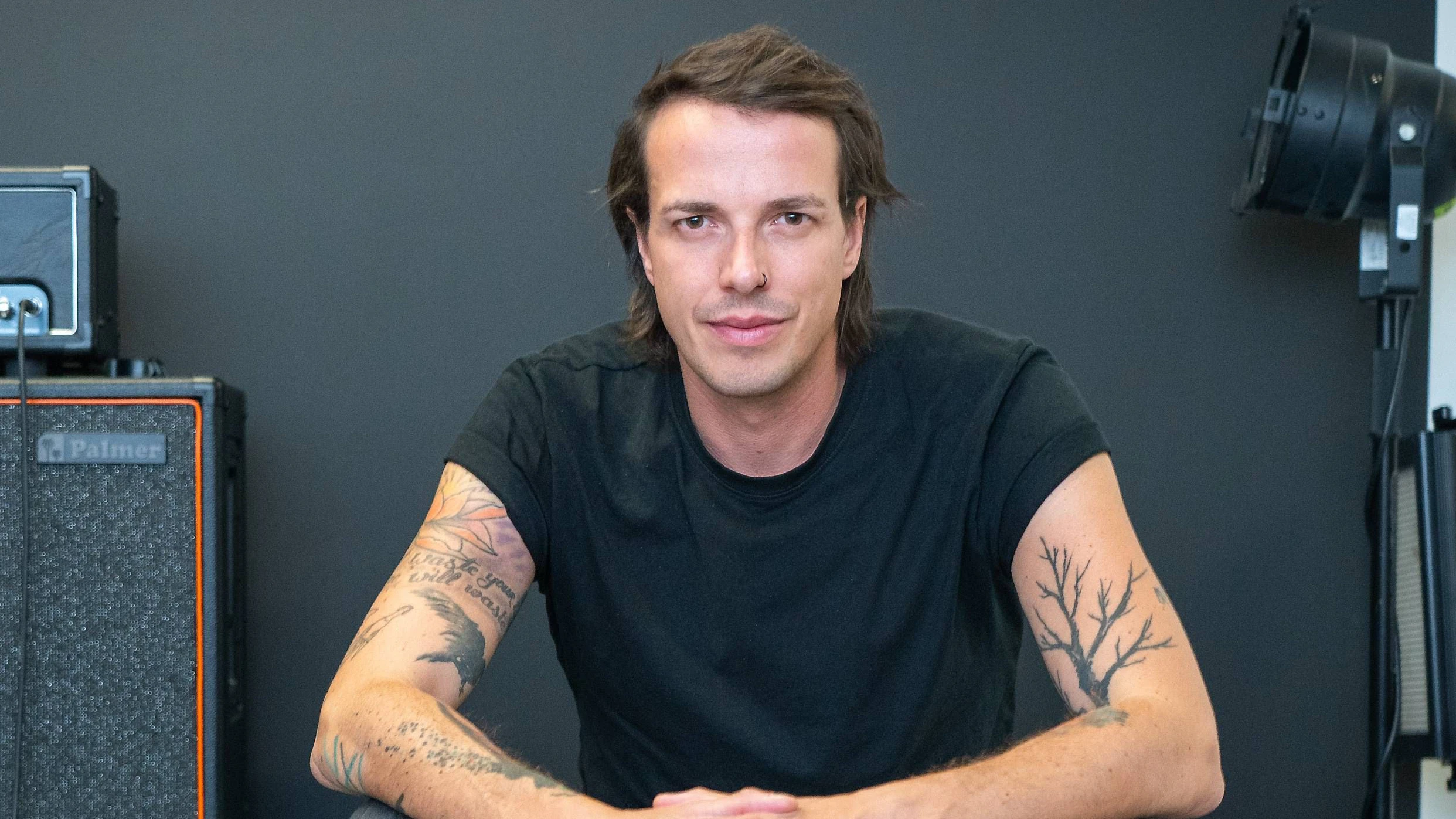 Interviewtermin Fototermin mit Dominik Wlazny alias Marco Marko Pogo, Turbobier Musikgruppe und Bierpartei Politische Partei vor der Nationalratswahl 2024, Pogo´s Empire Büroräumlichkeiten, Wien, 17.9.2024, -  Dominik WLAZNY alias Marco POGO (Portrait) von der Bierpartei 
