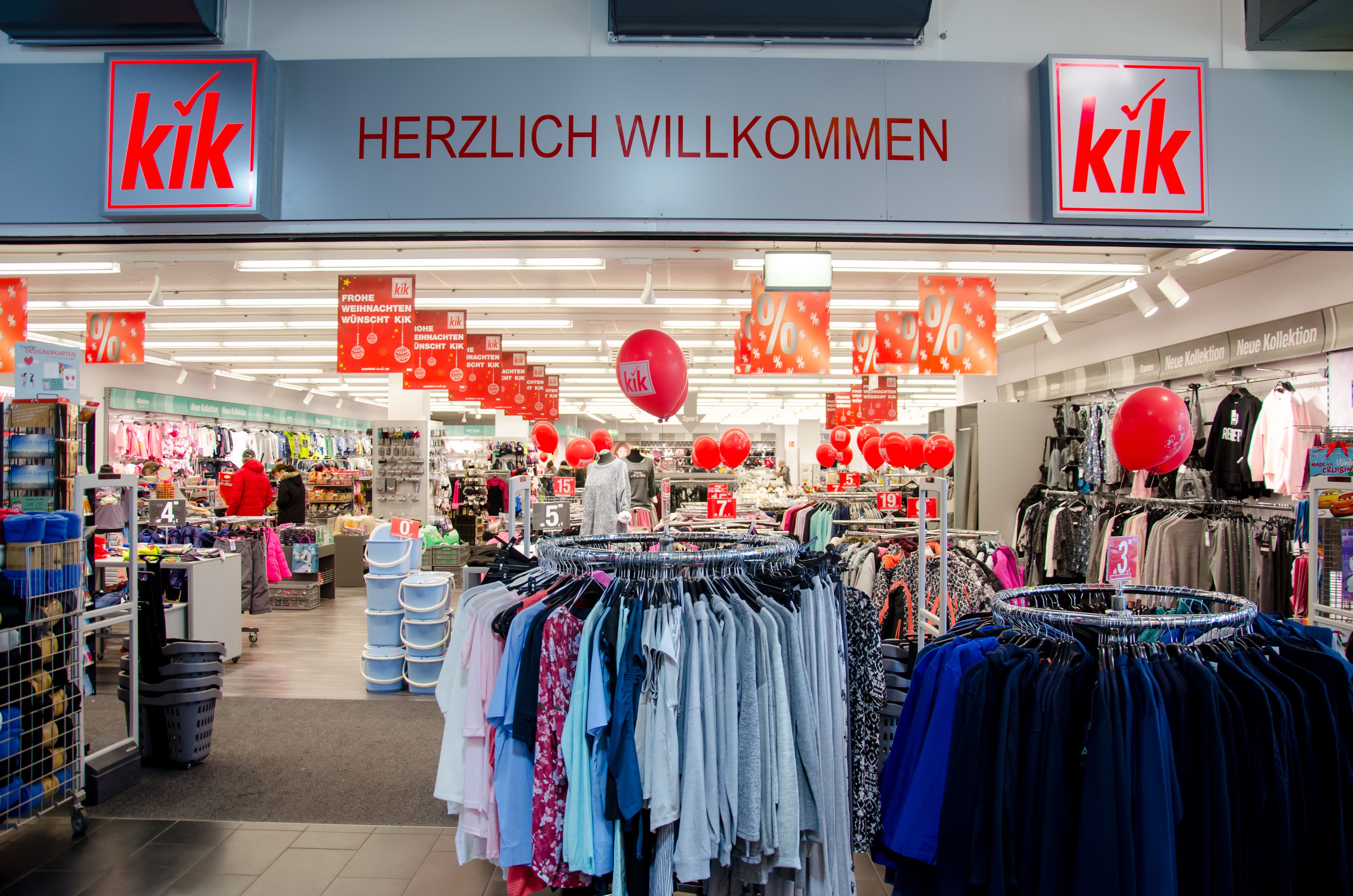 KiK setzt den Rotstift an: Der Textil-Discounter schließt 2026 in Deutschland rund 150 Filialen, europaweit sollen sogar 300 Standorte verschwinden. (Symbolbild)