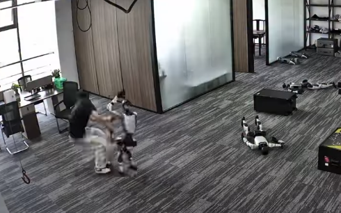 Heute.at - KI-Roboter kickt Fernsteuerung aus Hand von Entwickler
