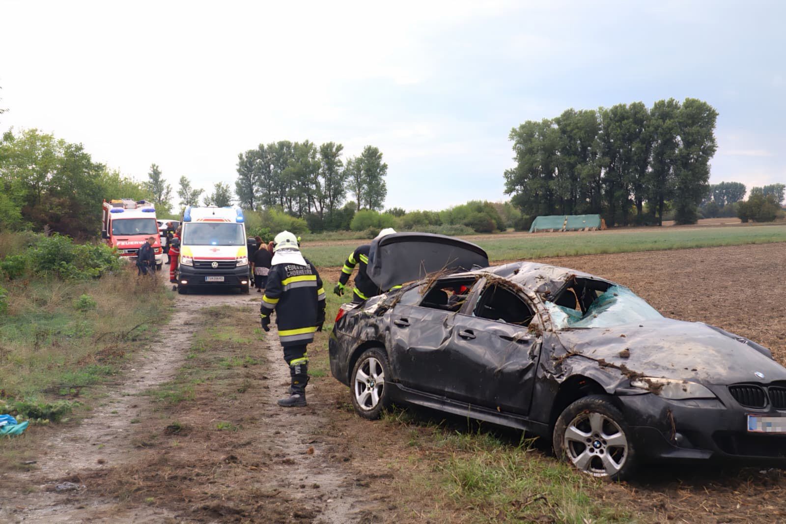 Heute.at - BMW überschlägt sich mehrfach und verfehlt Bäume knapp