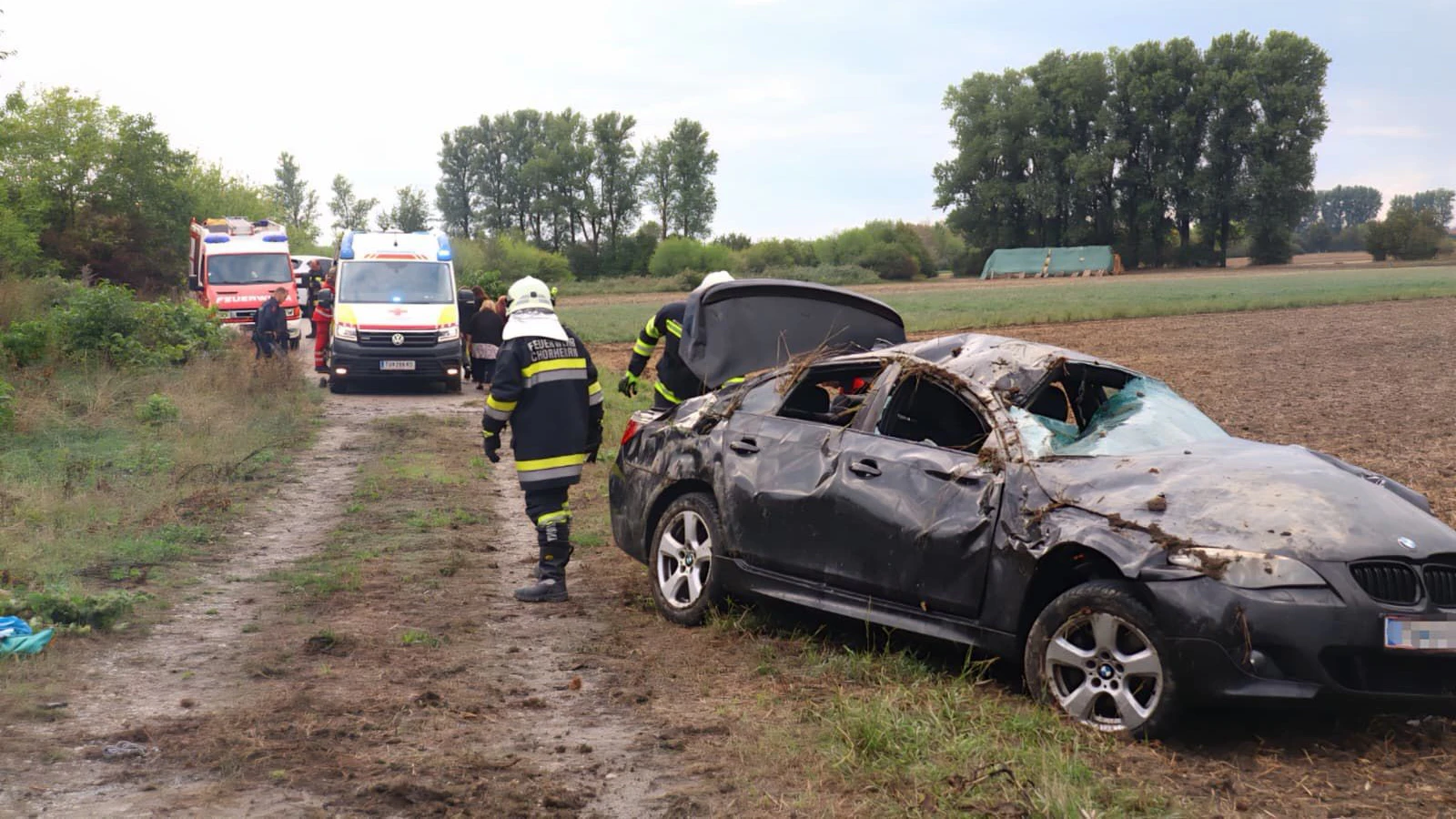 Der Pkw wurde bei dem Unfall schwer beschädigt.